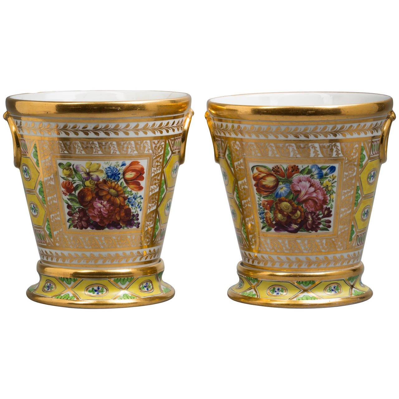 19th Century Pair of English Porcelain Cachepots on Stands, Coalport, circa 1820 For Sale