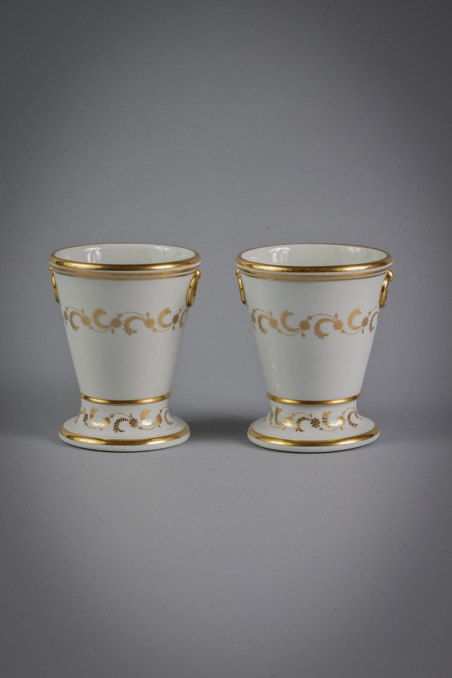 Pair of English Porcelain Cachepots on Stands, Flight Barr and Barr, circa 1800 In Good Condition For Sale In New York, NY