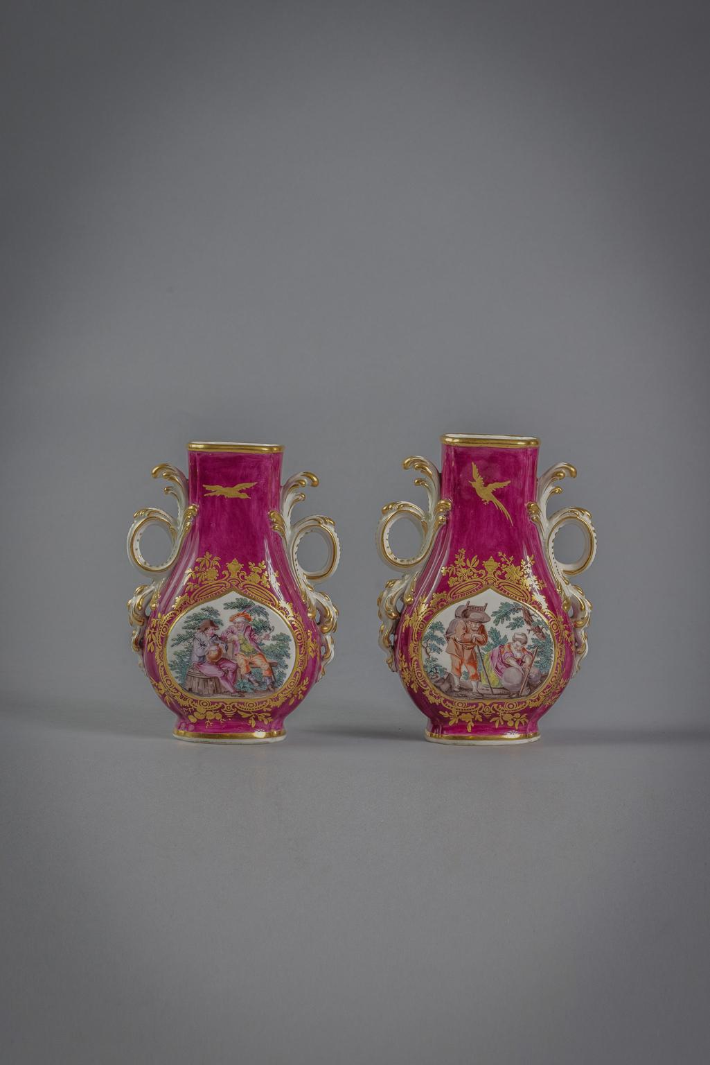 Pair of English Porcelain Claret Ground Vases, Chelsea, circa 1760 In Good Condition For Sale In New York, NY