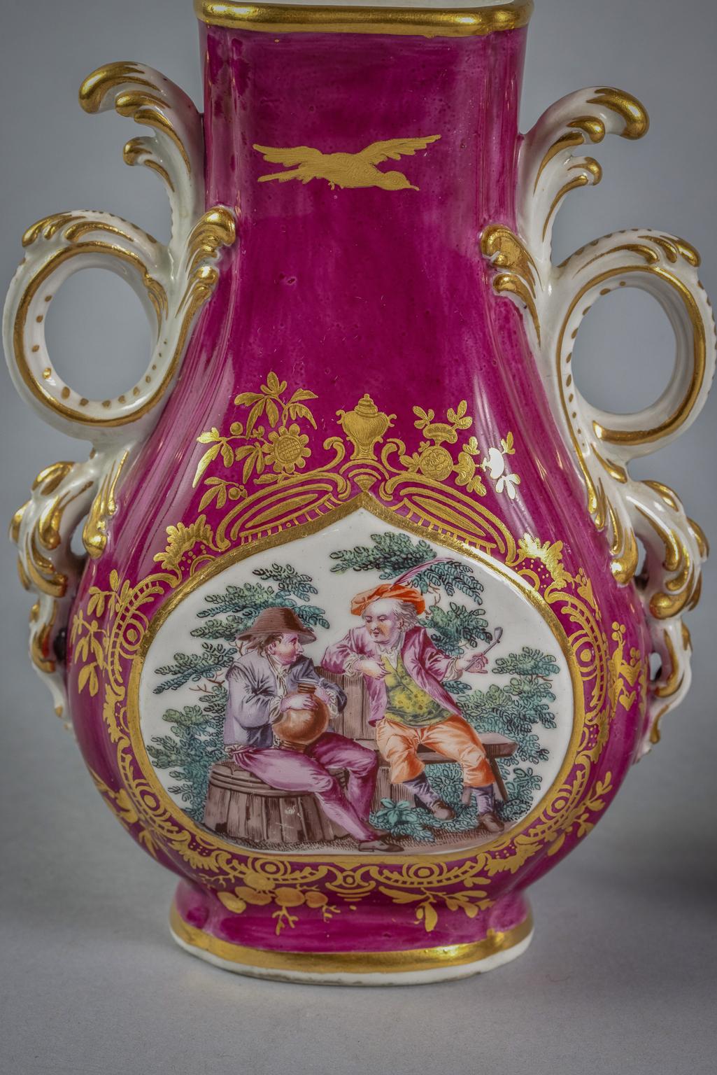 Milieu du XVIIIe siècle Paire de vases en porcelaine anglaise pour sol Claret, Chelsea, datant d'environ 1760 en vente