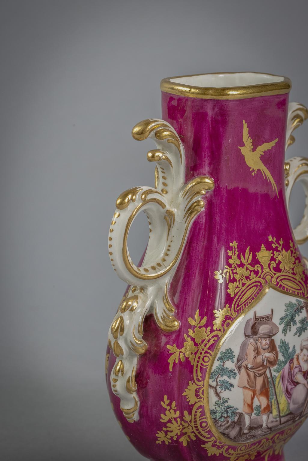 Porcellana Coppia di vasi in porcellana inglese a fondo claret, Chelsea, 1760 circa in vendita