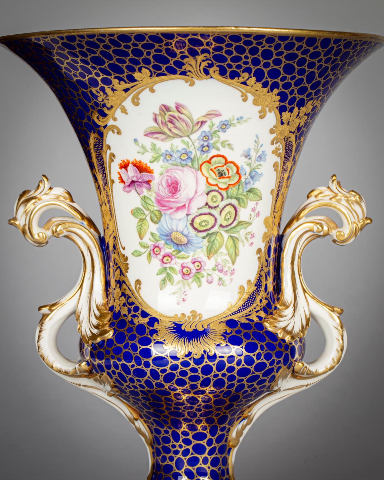 Pair of English Porcelain Cobalt Two-Handled Vases, Coalport, circa 1820 For Sale 2