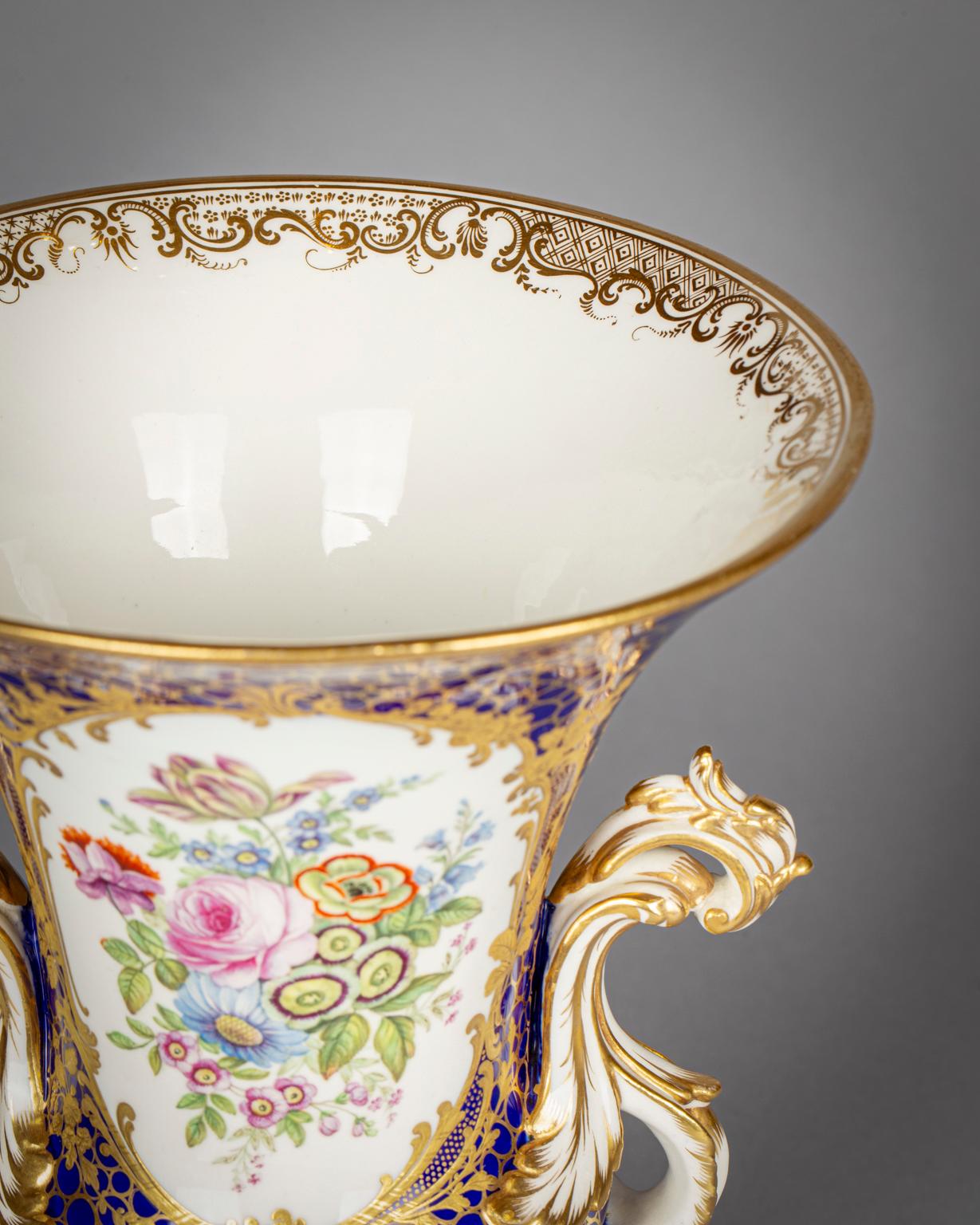 Paire de vases à deux anses en porcelaine anglaise de Cobalt, Coalportain, vers 1820 en vente 3