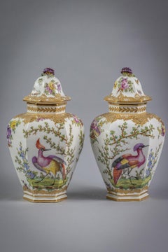 Paar englische sechseckige Porzellanvasen mit Deckel, um 1840