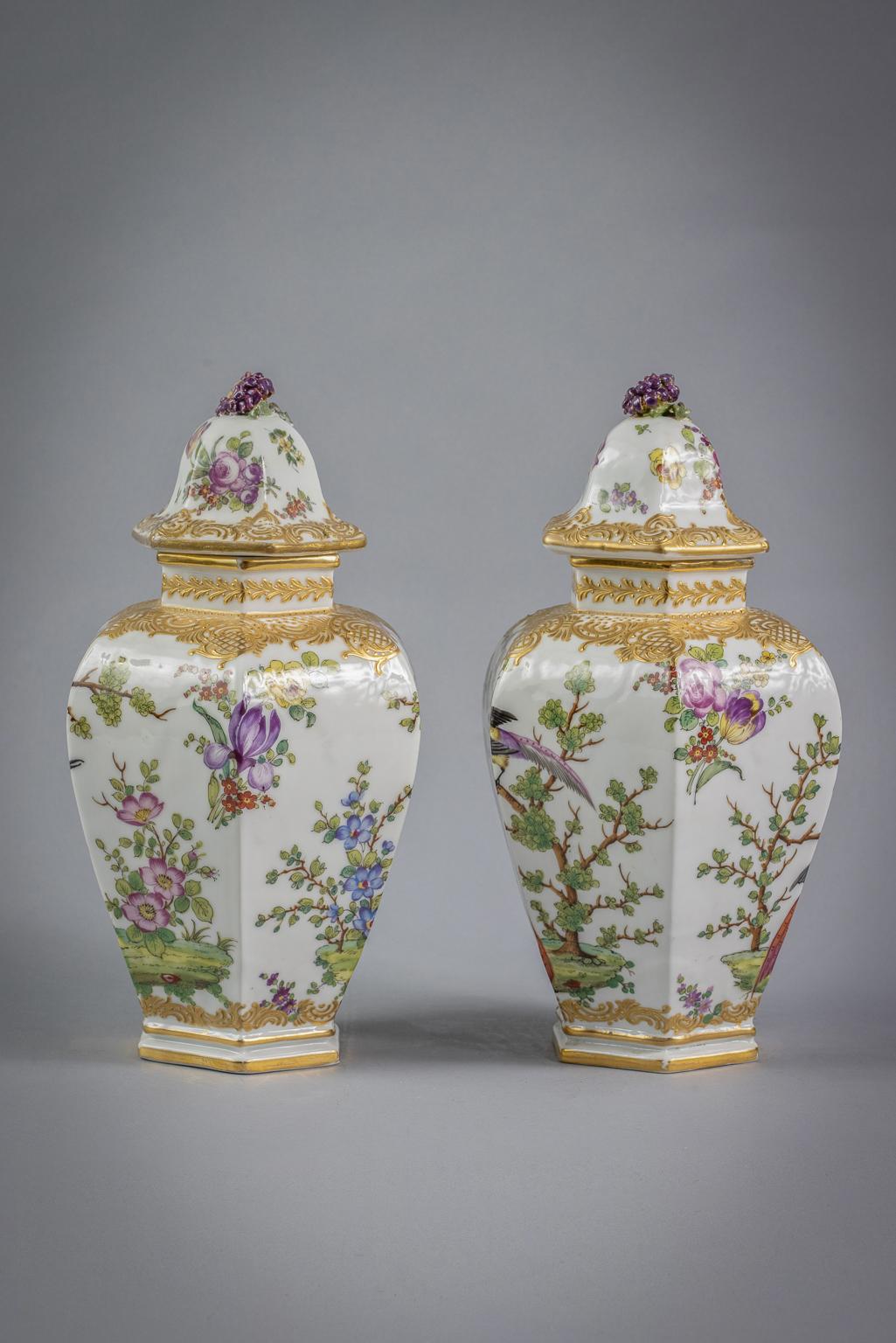 Pair of English Porcelain Covered Hexagonal Vases, circa 1840 In Good Condition For Sale In New York, NY