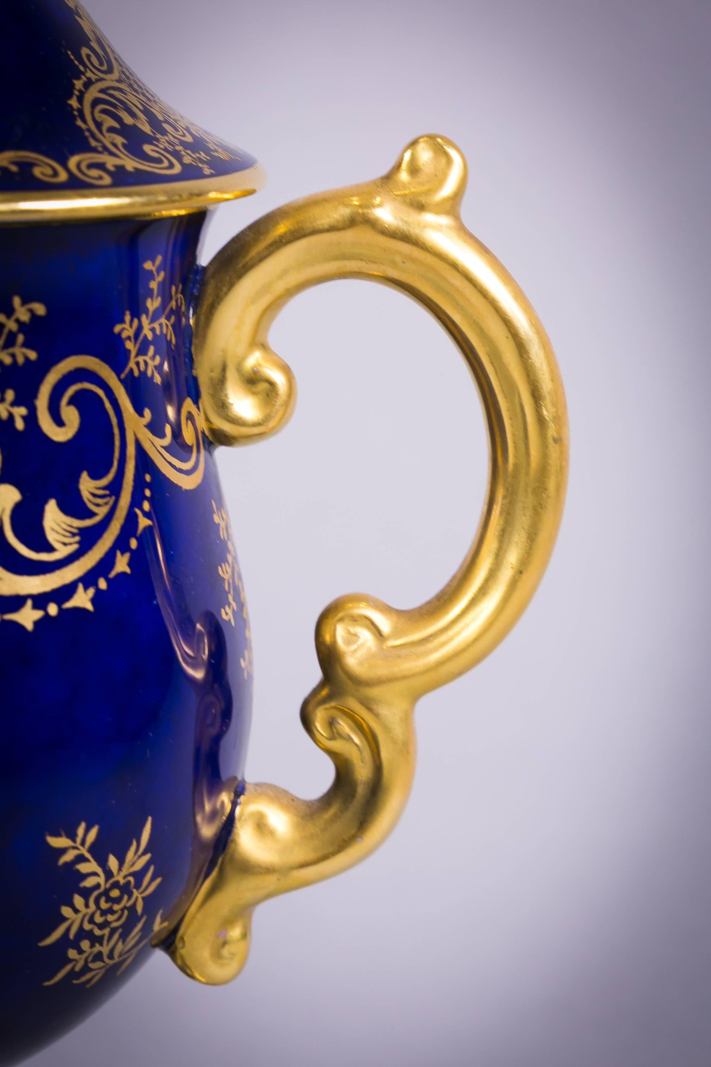 Paire de tasses recouvertes de porcelaine anglaise Loving Cups, Coalport, vers 1890 Excellent état - En vente à New York, NY