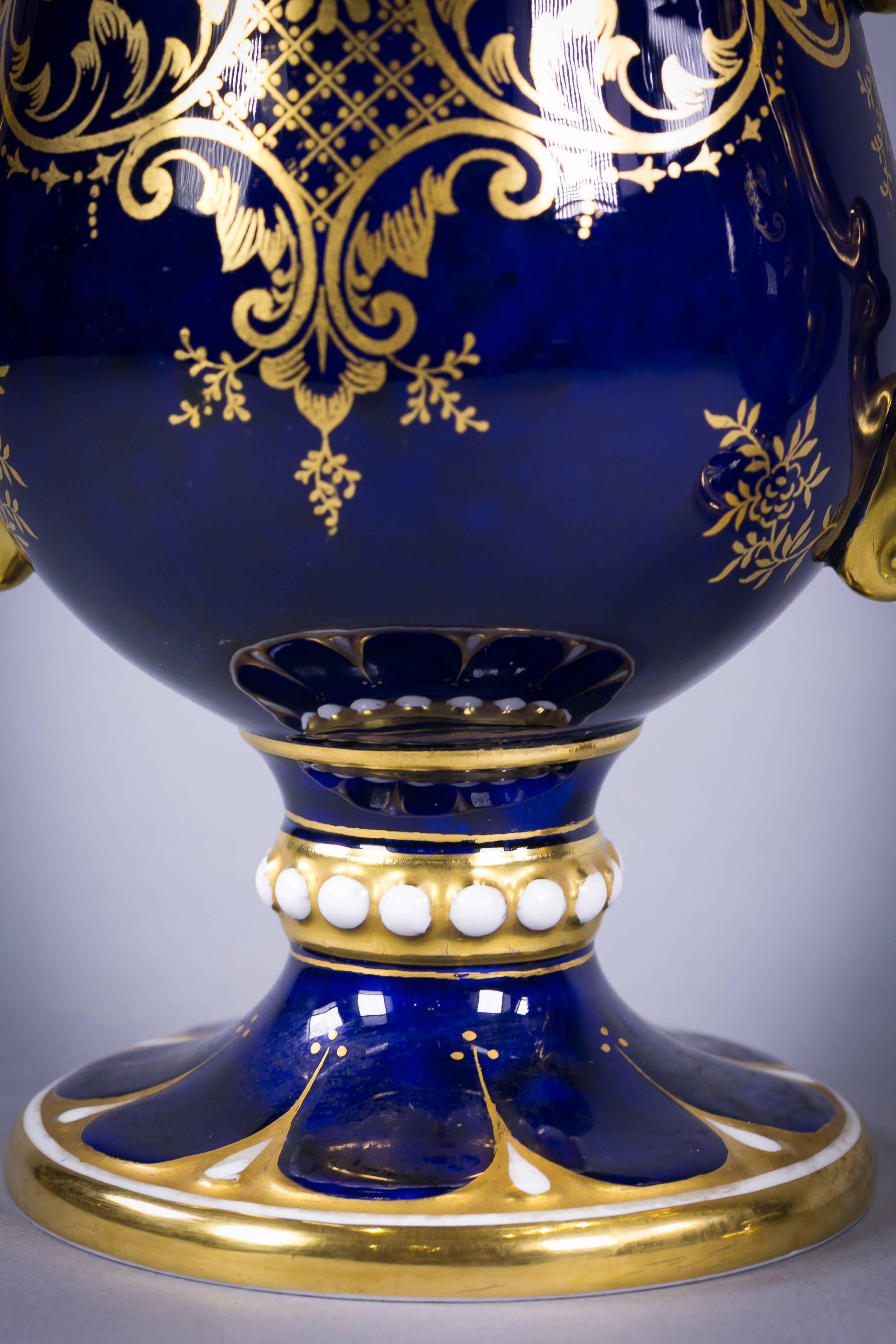 Fin du XIXe siècle Paire de tasses recouvertes de porcelaine anglaise Loving Cups, Coalport, vers 1890 en vente