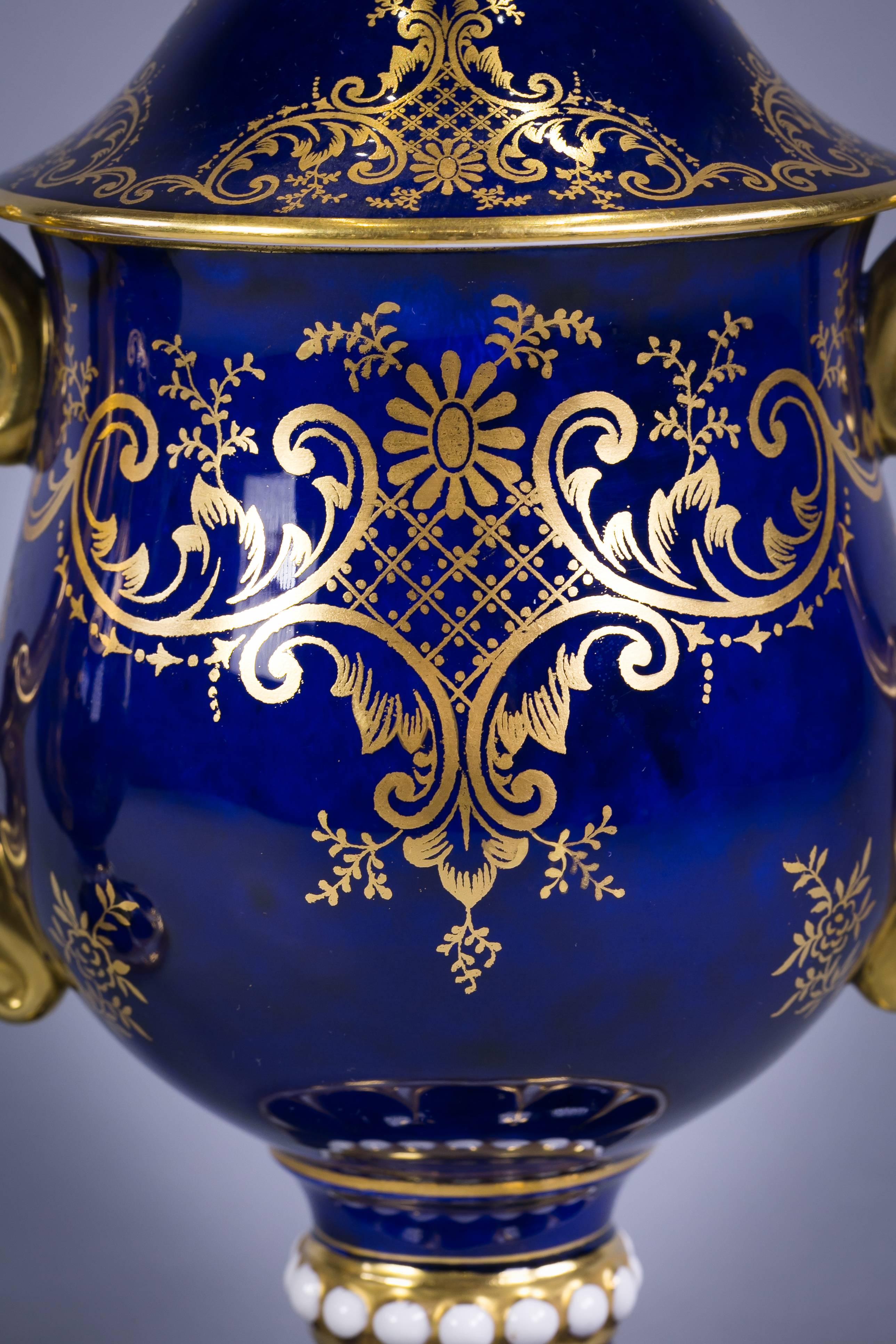 Porcelaine Paire de tasses recouvertes de porcelaine anglaise Loving Cups, Coalport, vers 1890 en vente