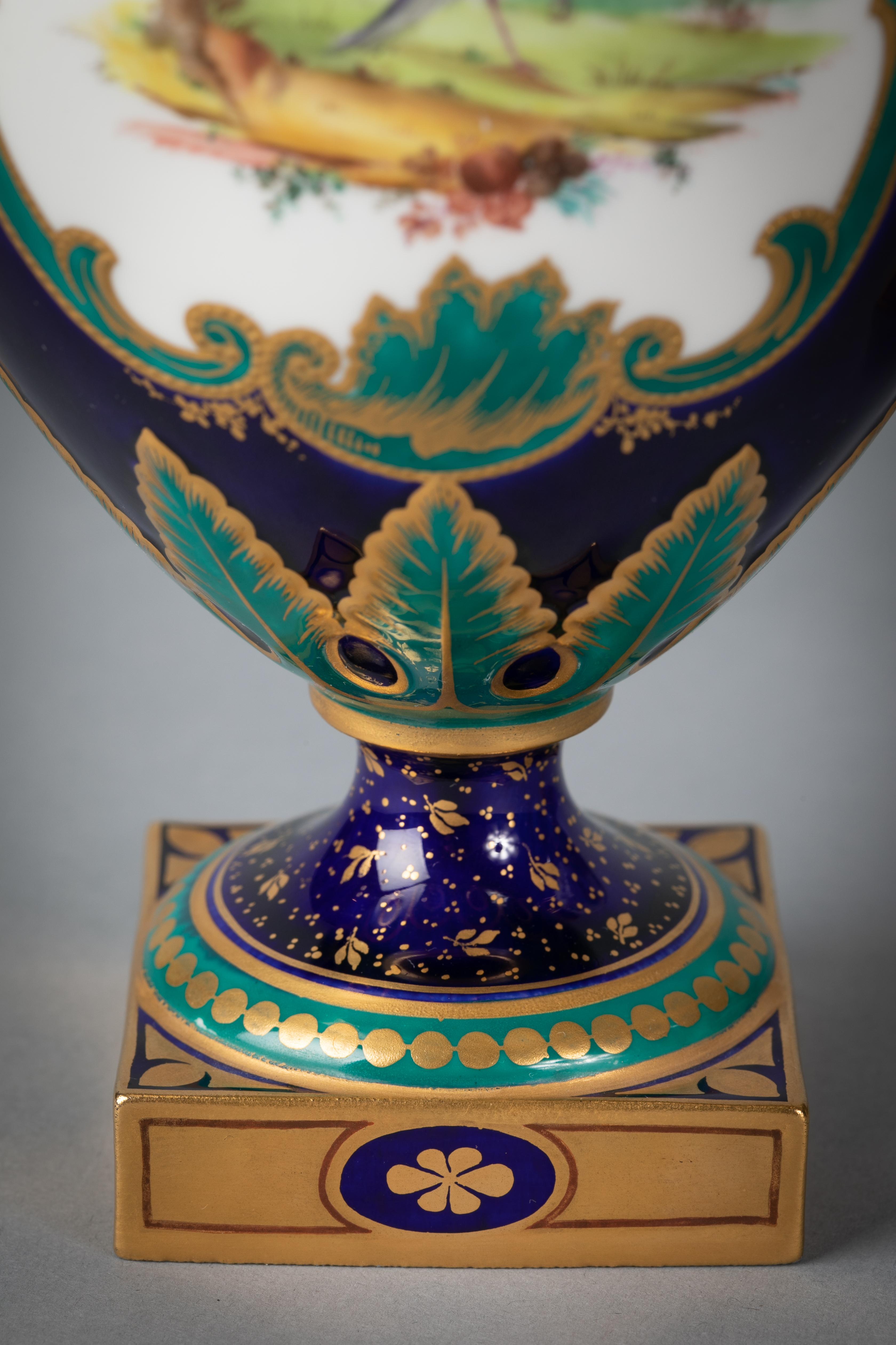 Début du 20ème siècle Paire d’aiguières en porcelaine anglaise, Royal Crown Derby, datant d’environ 1900 en vente