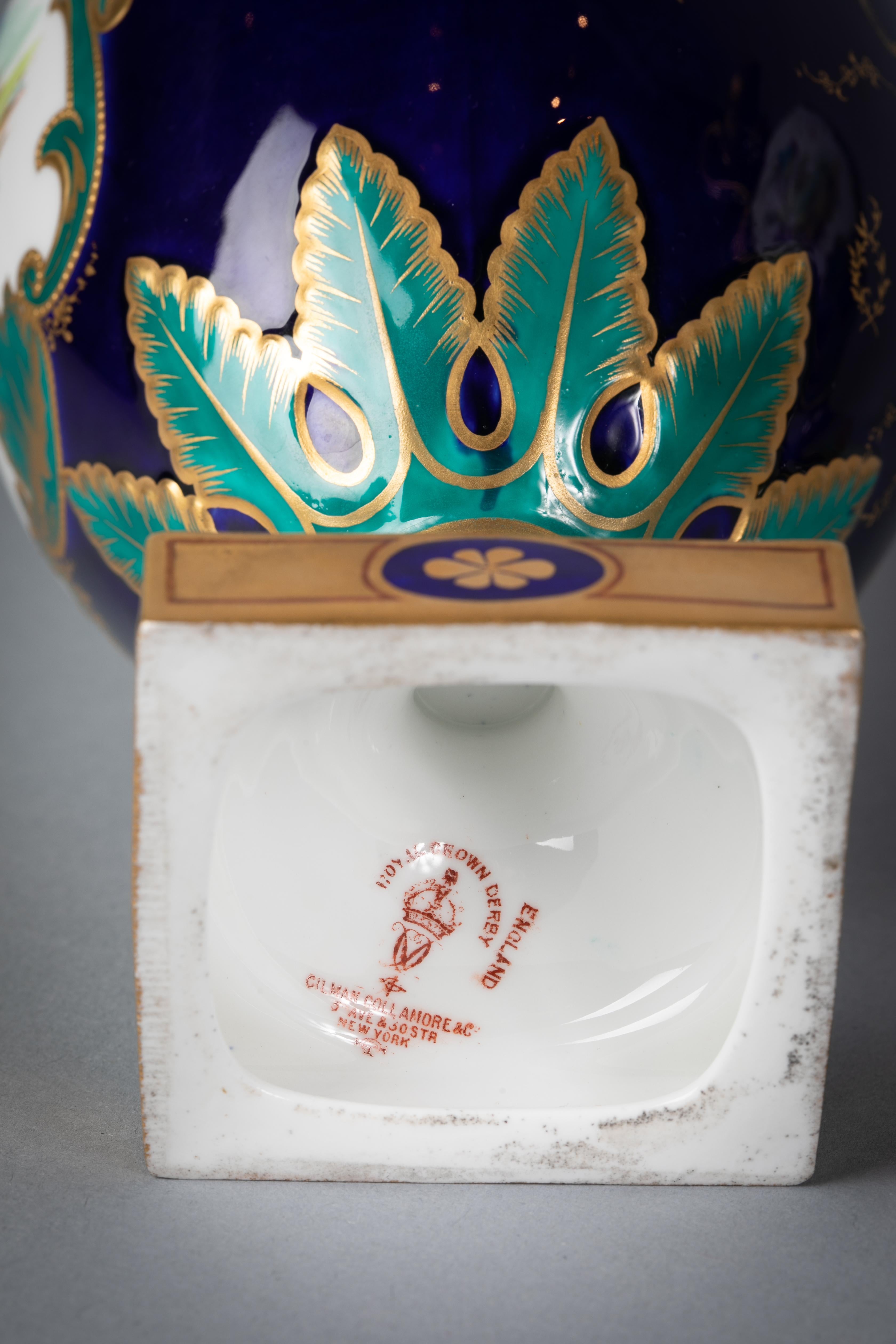 Porcelaine Paire d’aiguières en porcelaine anglaise, Royal Crown Derby, datant d’environ 1900 en vente