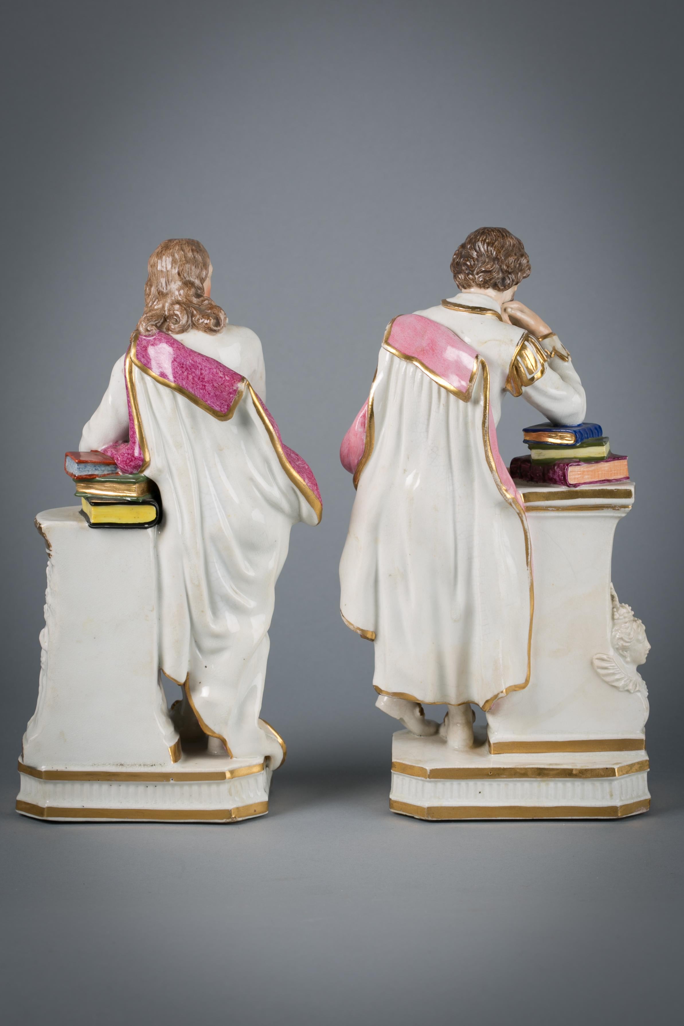 Coppia di figure in porcellana inglese di Shakespeare e Milton, Derby, circa 1820.