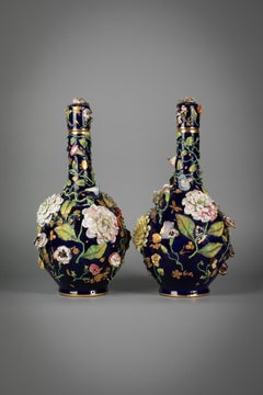 Pareja de jarrones de porcelana inglesa con cubierta floral, hacia 1840