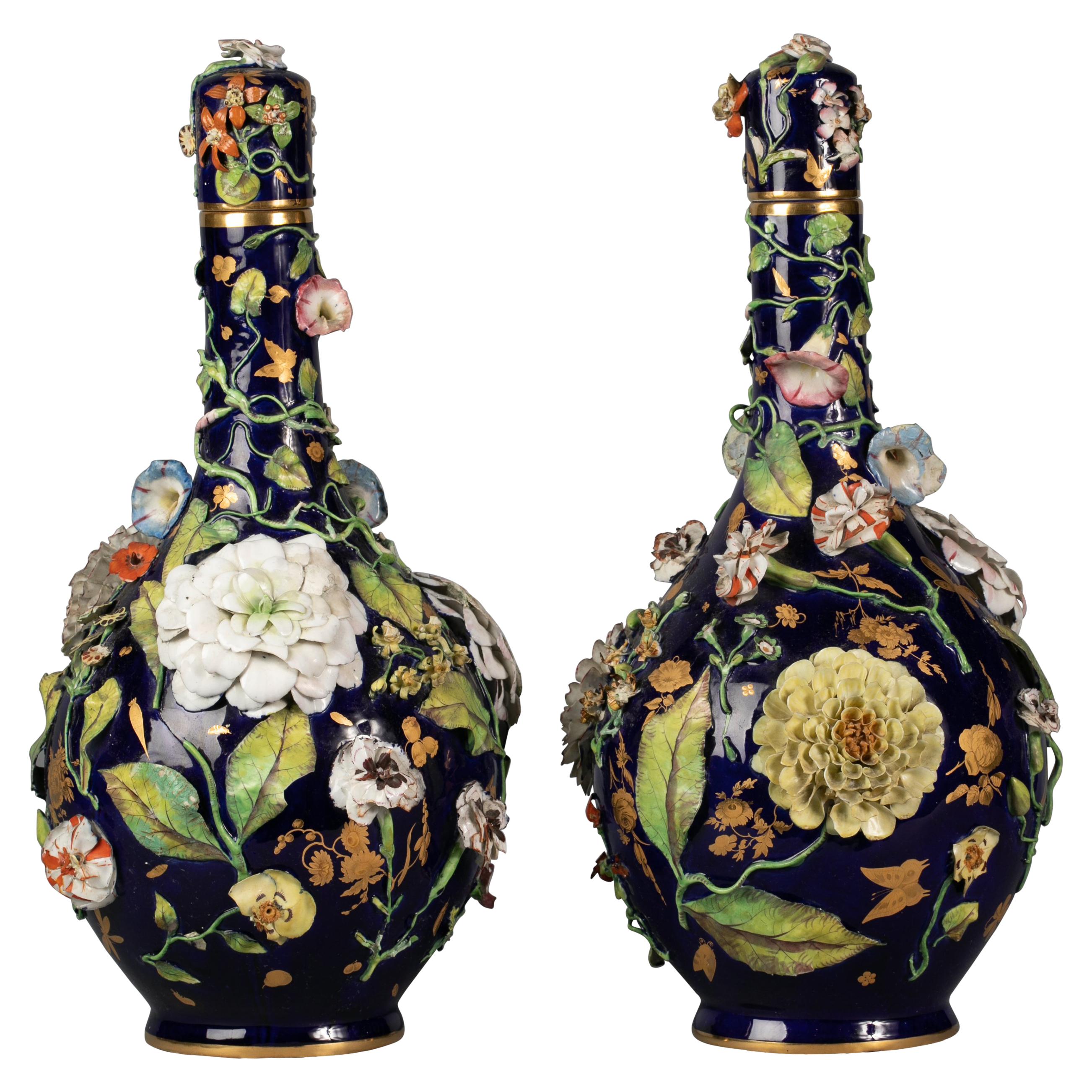 Paar geblümte Vasen aus englischem Porzellan mit Deckel, um 1840
