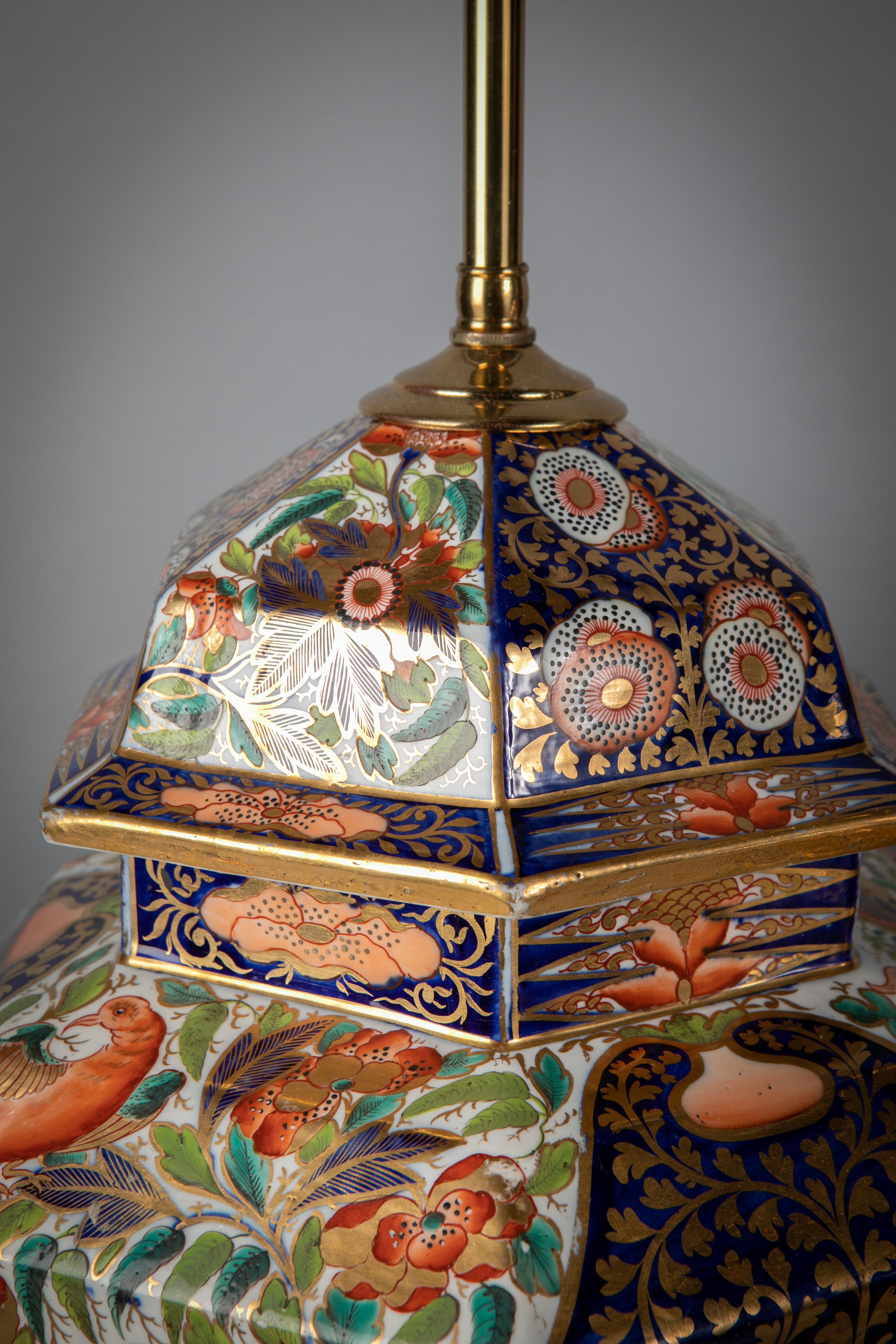 Sechseckige Imari-Lampen aus englischem Porzellan mit Muster, Spode, um 1820, Paar im Zustand „Gut“ im Angebot in New York, NY