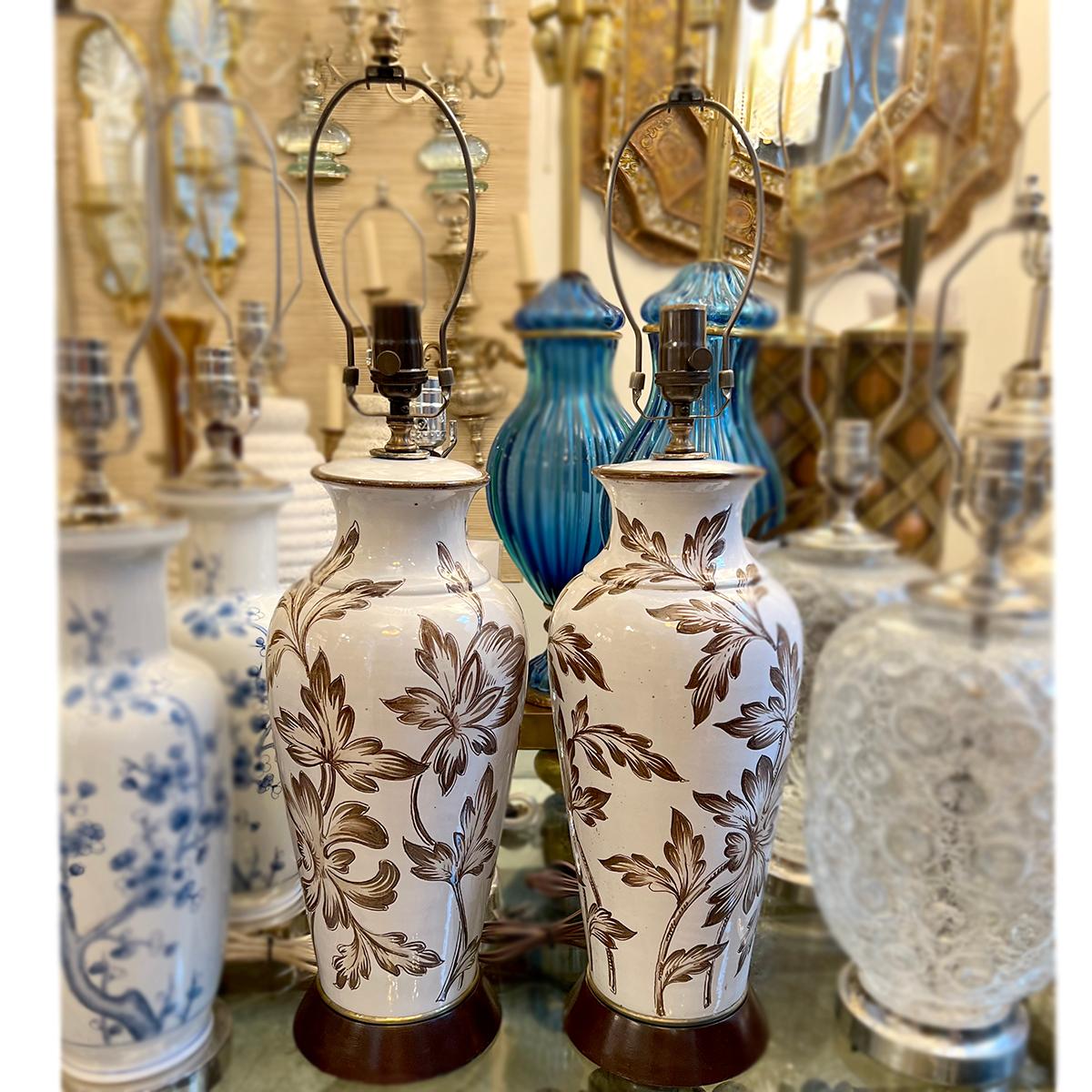 Milieu du XXe siècle Paire de lampes en porcelaine anglaise en vente