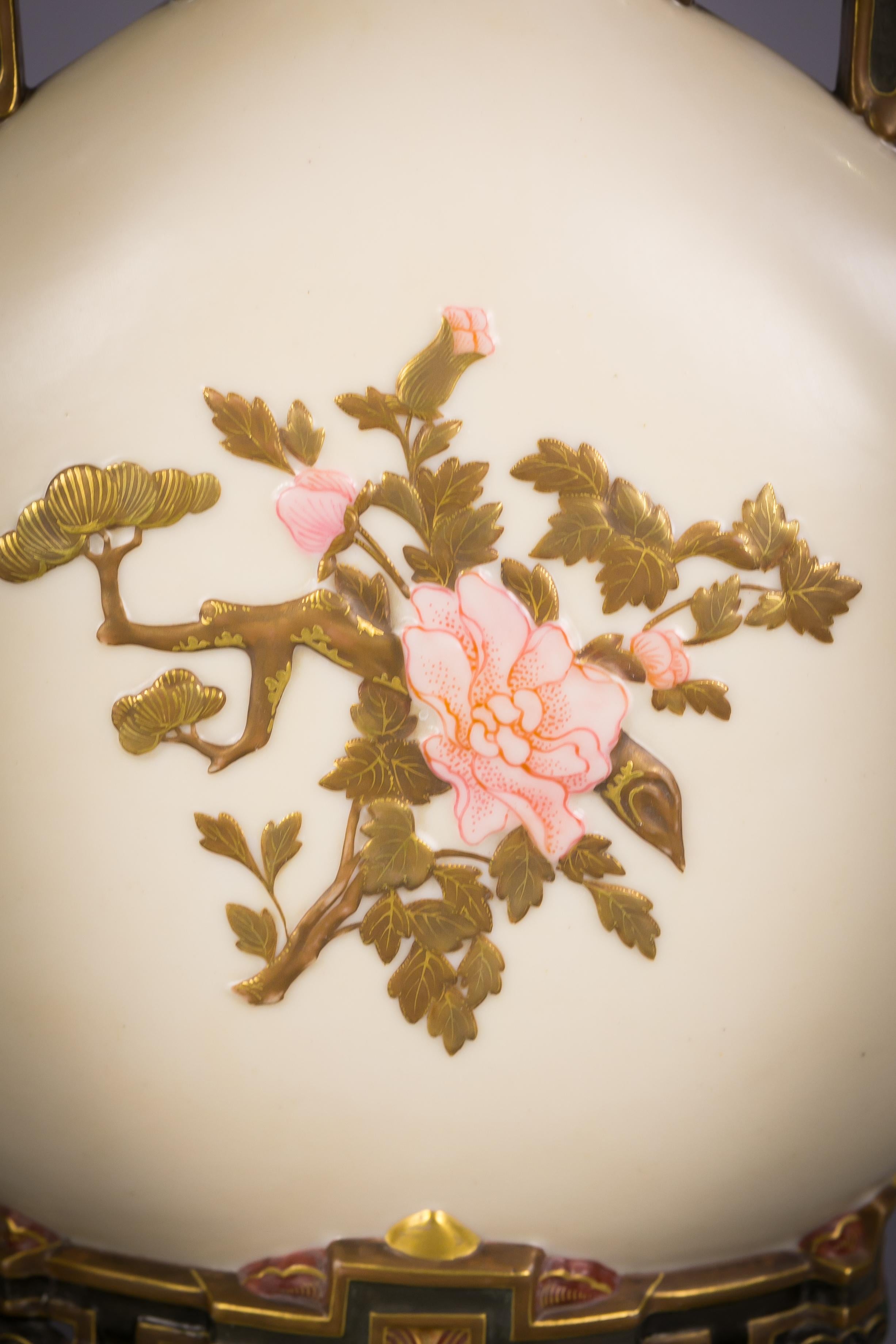 Inglese Coppia di vasi a forma di luna in porcellana inglese, Royal Worcester, circa 1880 in vendita