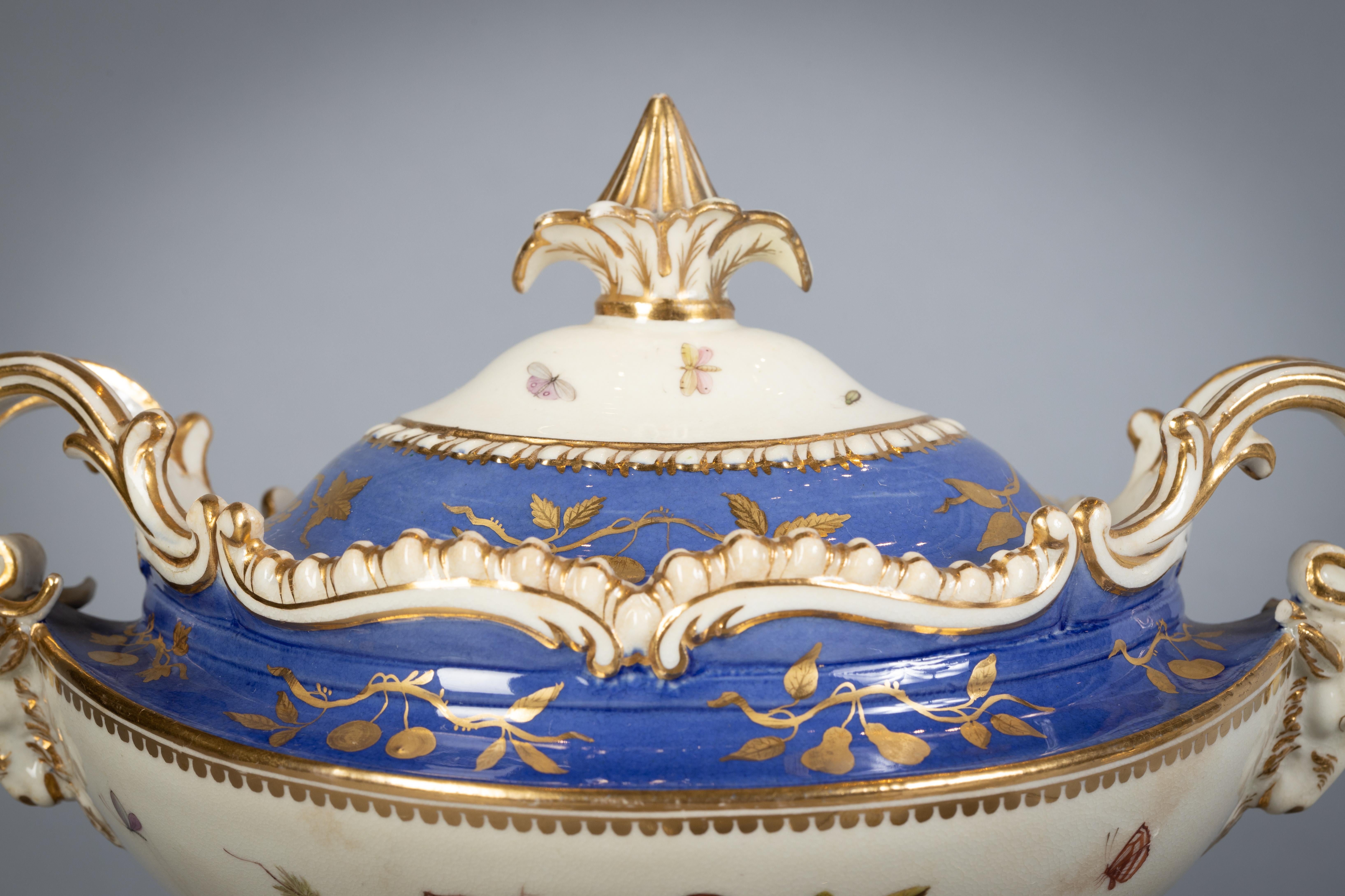 Pair of English Porcelain Ornithological Sauce Tureens on Stands, circa 1820 In Good Condition For Sale In New York, NY