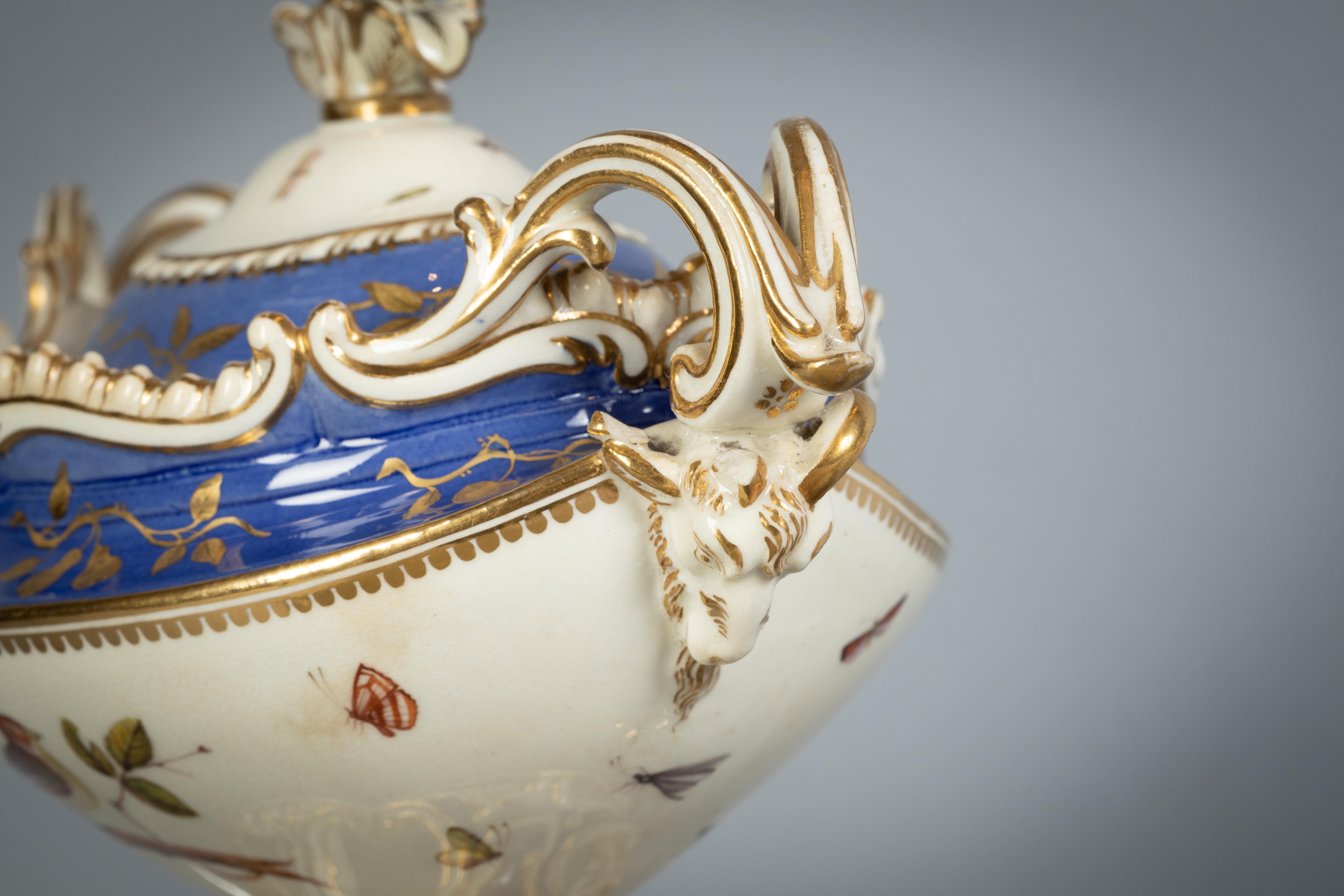 Début du XIXe siècle Paire de soupières à sauce ornithologique en porcelaine anglaise sur stand, vers 1820 en vente
