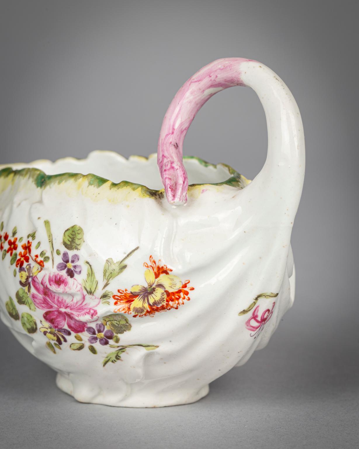 Milieu du XVIIIe siècle Paire de soupières en porcelaine anglaise, vers 1760 en vente