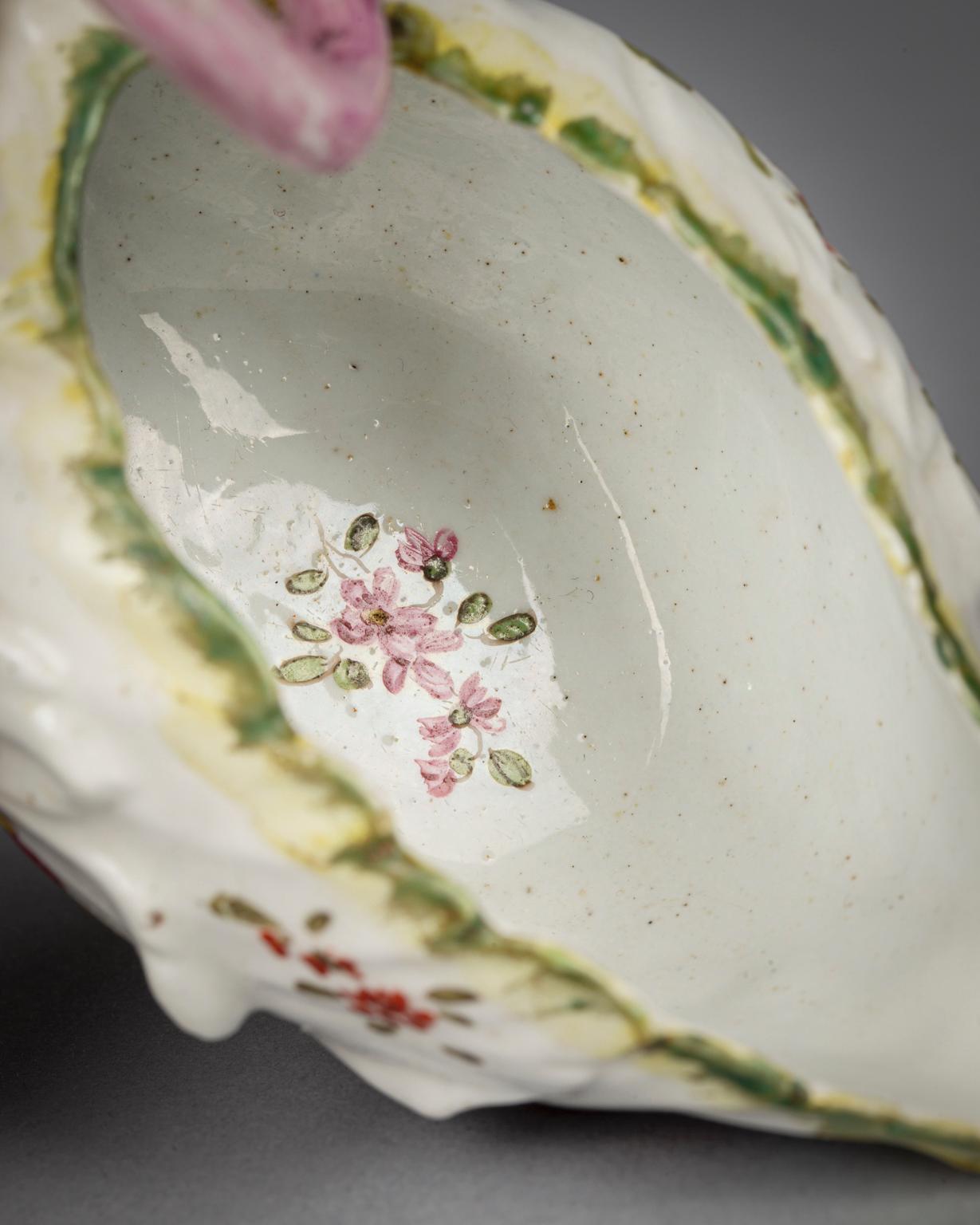 Porcelaine Paire de soupières en porcelaine anglaise, vers 1760 en vente
