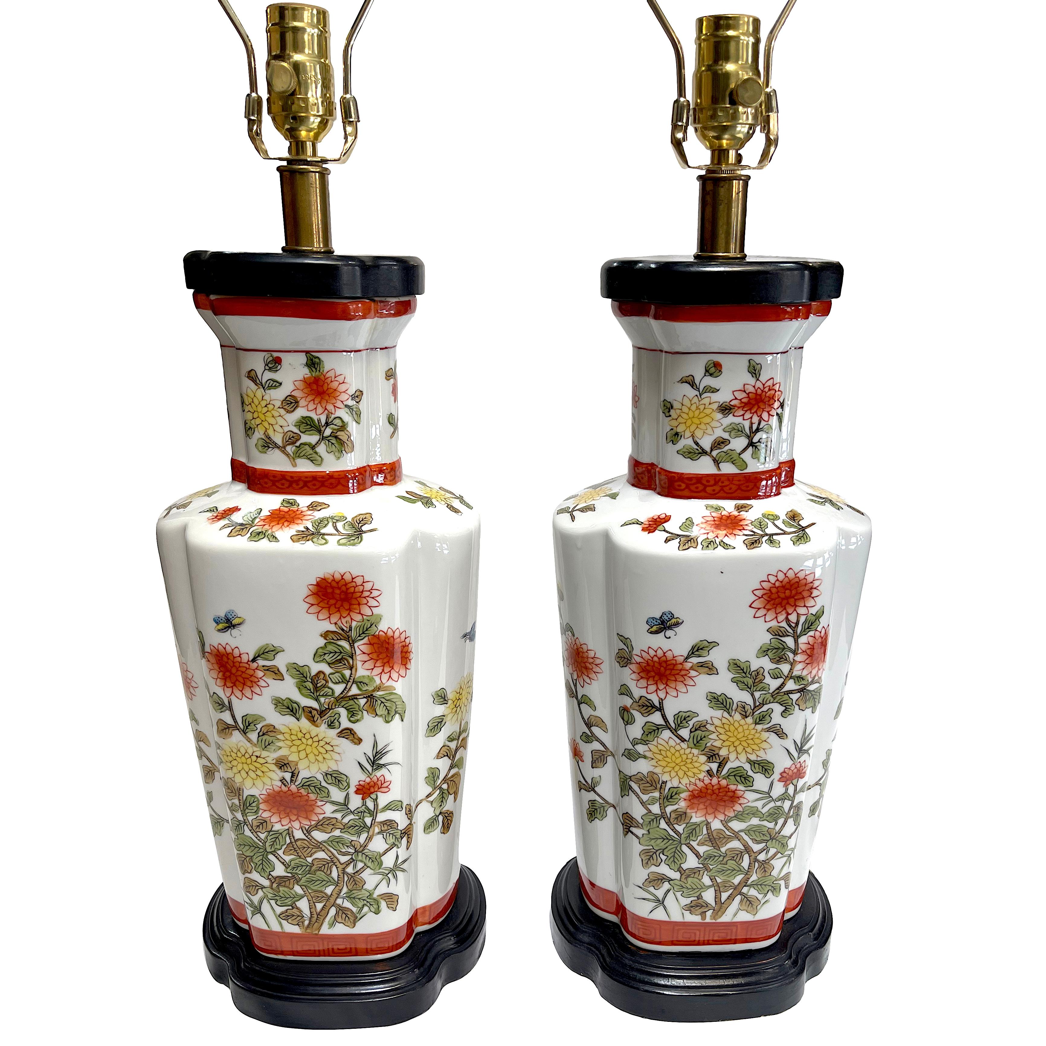Pair of English circa 1920's porcelain table lamps with Chinoiserie decoration and ebonized wood bases.

Measurements:
Height: 16.5