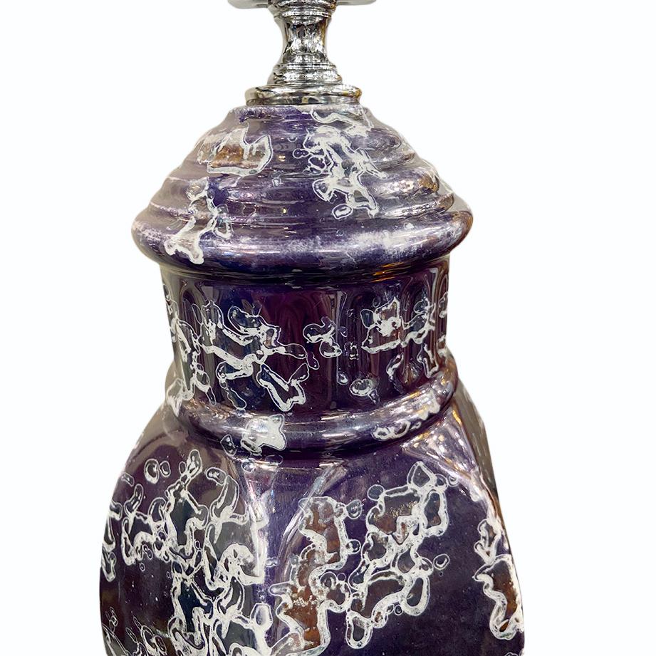 Une paire de lampes de table en porcelaine anglaise des années 1950 dans les tons violet et argent.

Mesures :
Hauteur du corps : 19,5