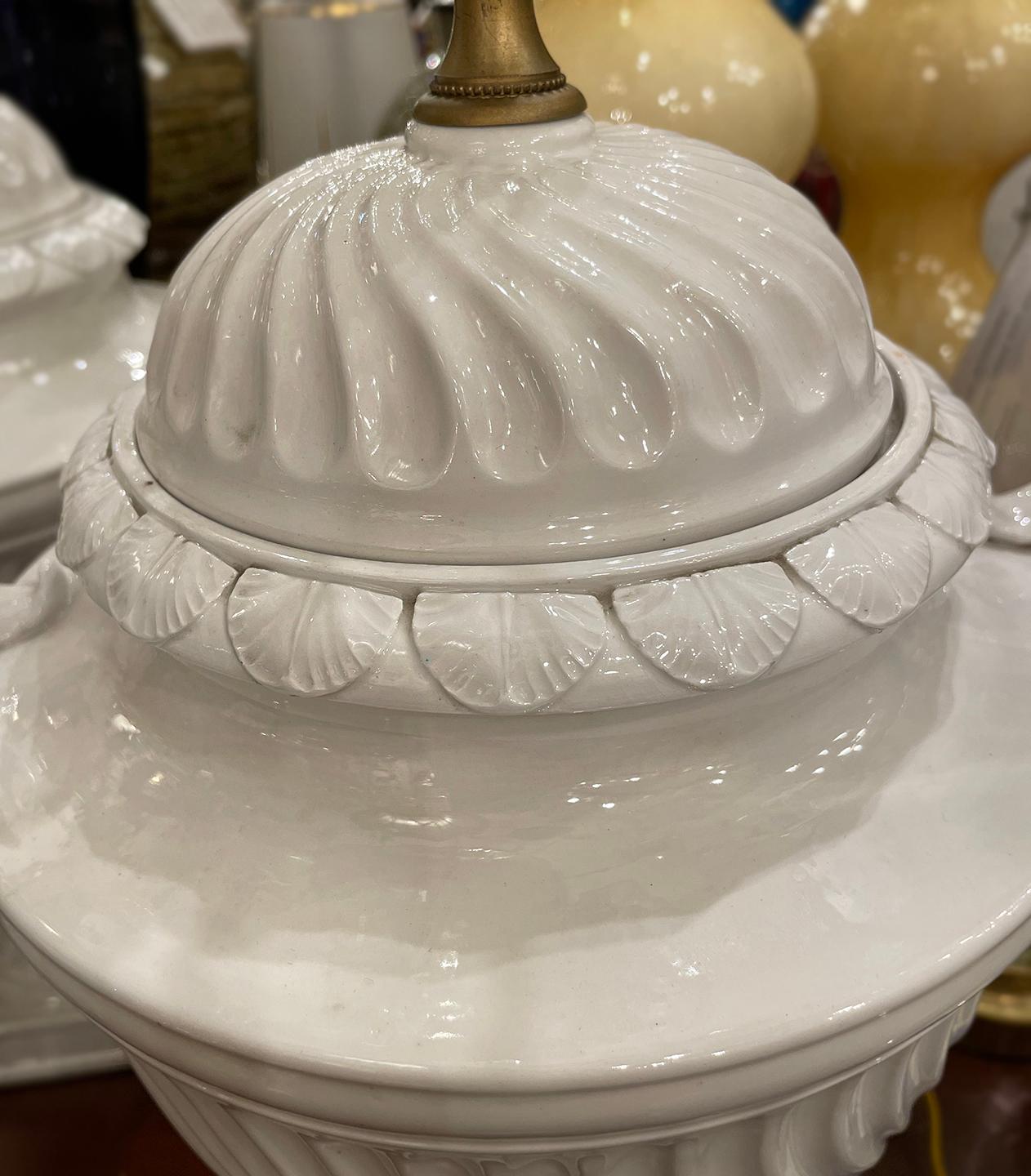 Paire de lampes de table en porcelaine anglaise Bon état - En vente à New York, NY