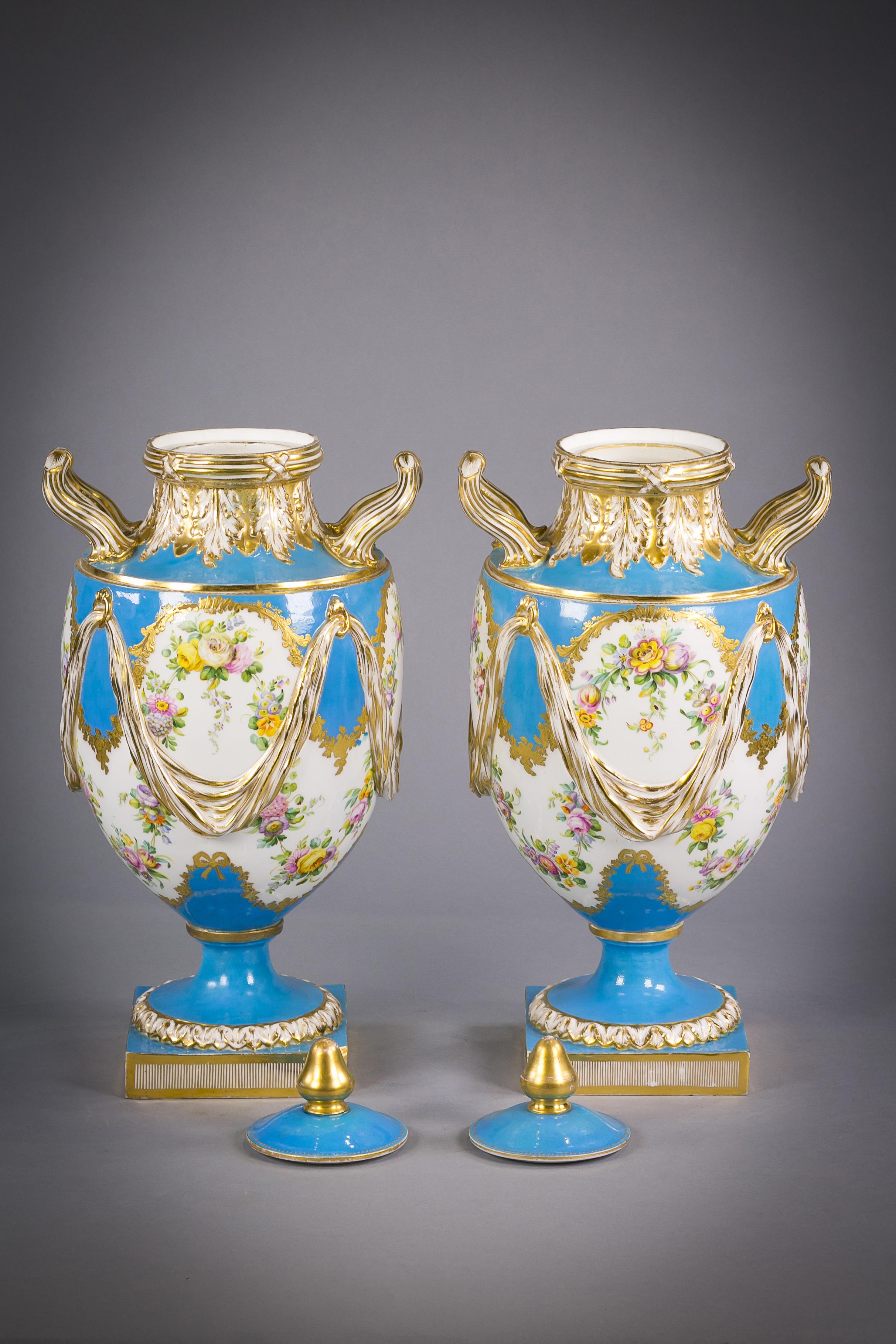 Zwei Vasen aus englischem Porzellan mit zwei Henkeln und Deckel, um 1850 (Englisch) im Angebot