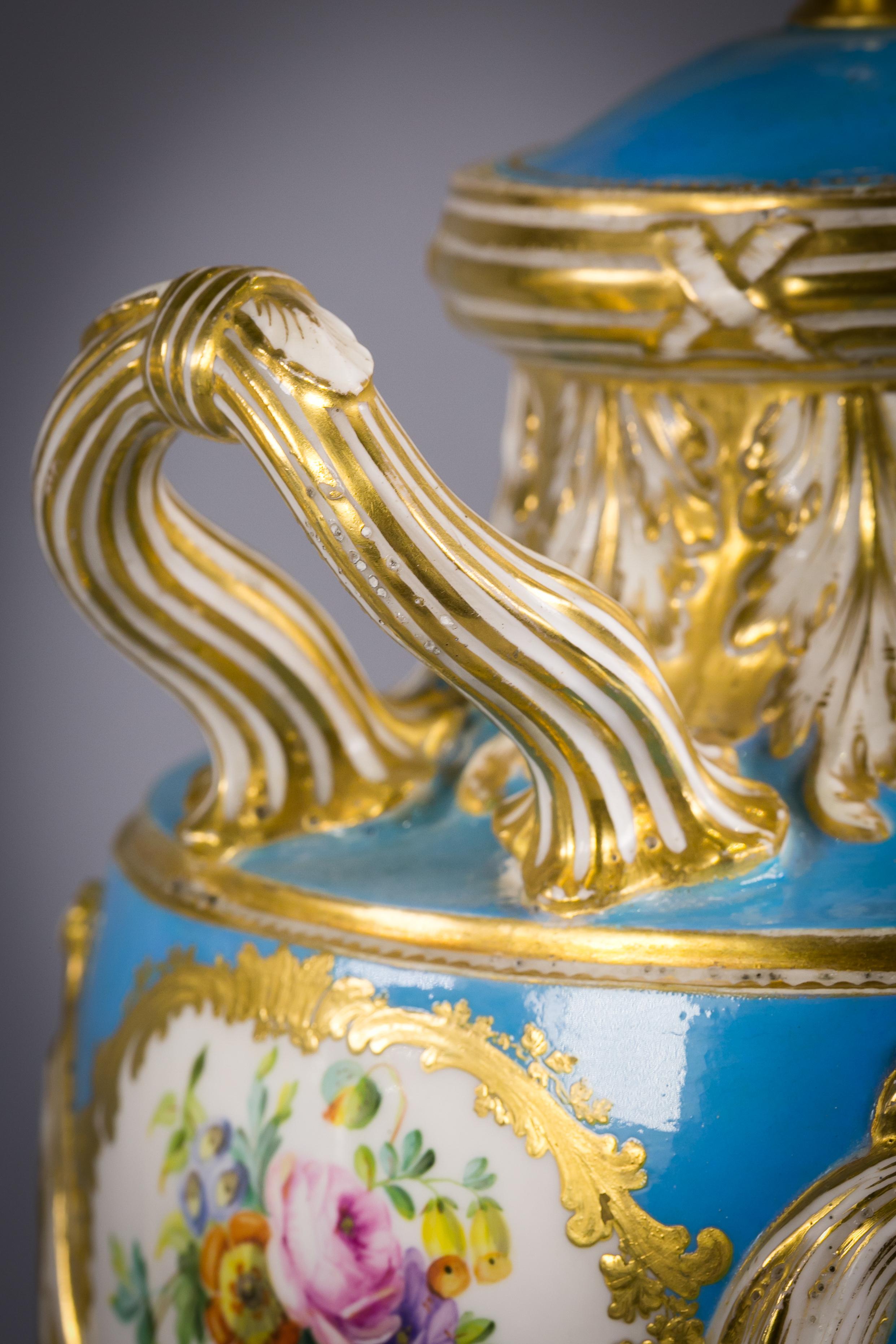 Milieu du XIXe siècle Paire de vases couverts à deux poignées en porcelaine anglaise, vers 1850 en vente