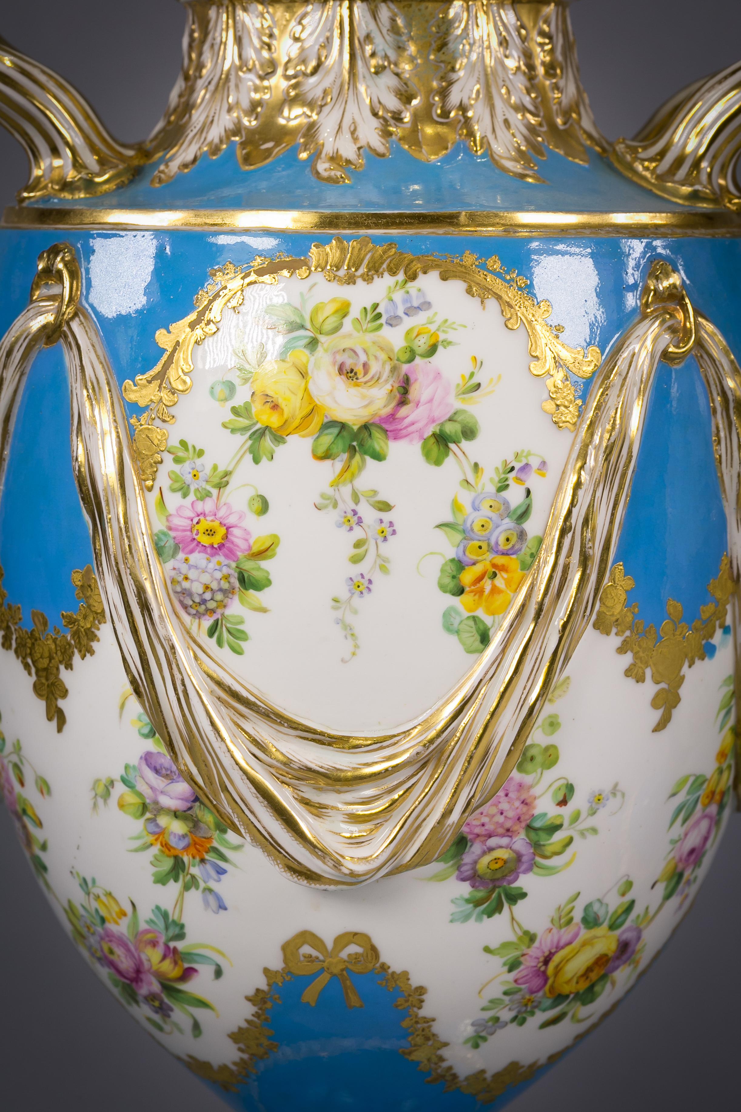Paire de vases couverts à deux poignées en porcelaine anglaise, vers 1850 en vente 1