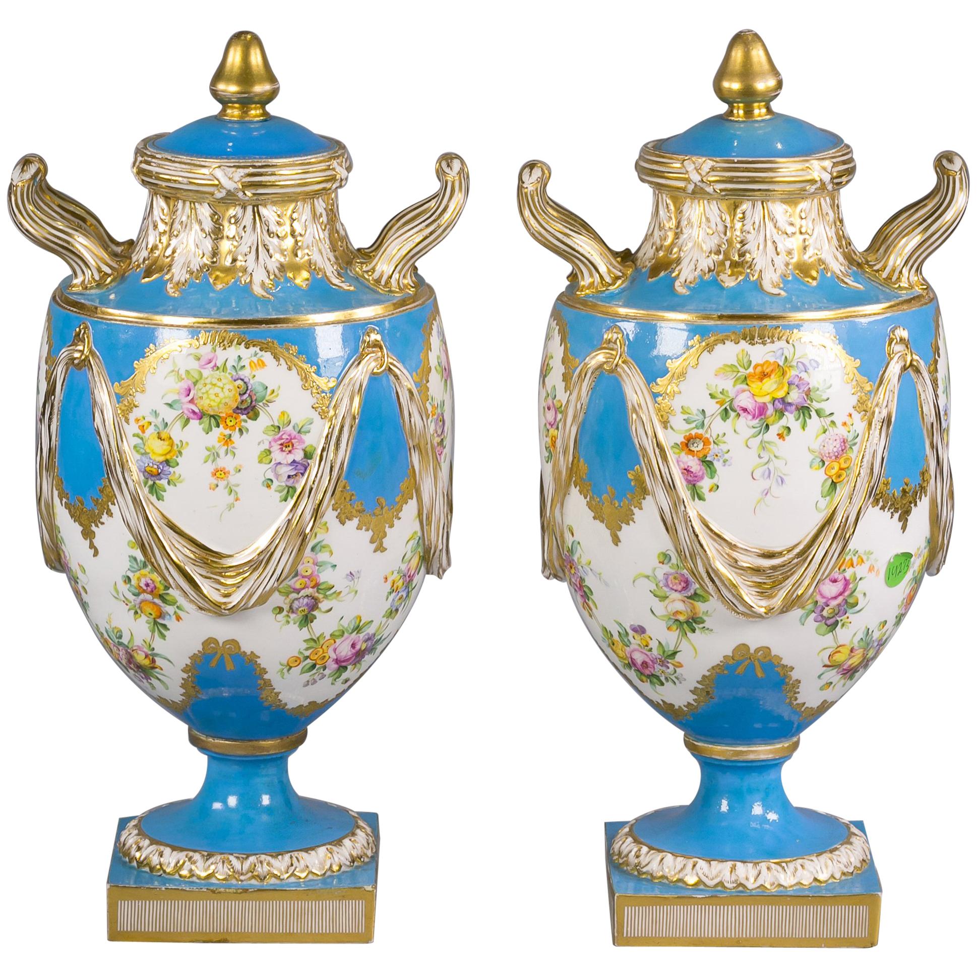 Zwei Vasen aus englischem Porzellan mit zwei Henkeln und Deckel, um 1850 im Angebot