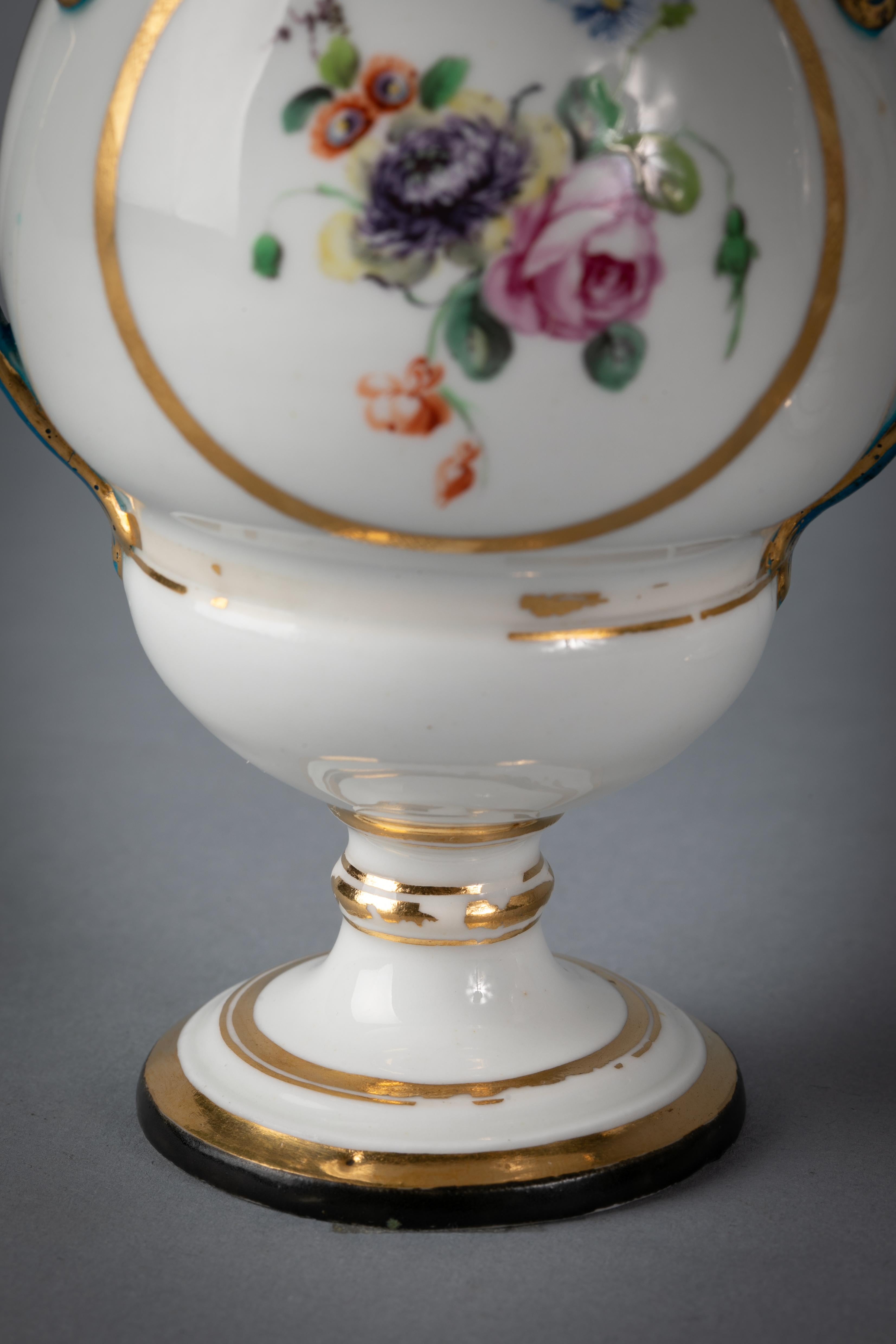 Coppia di vasi coperti a due manici in porcellana inglese, Derby, 1770 circa In condizioni buone in vendita a New York, NY