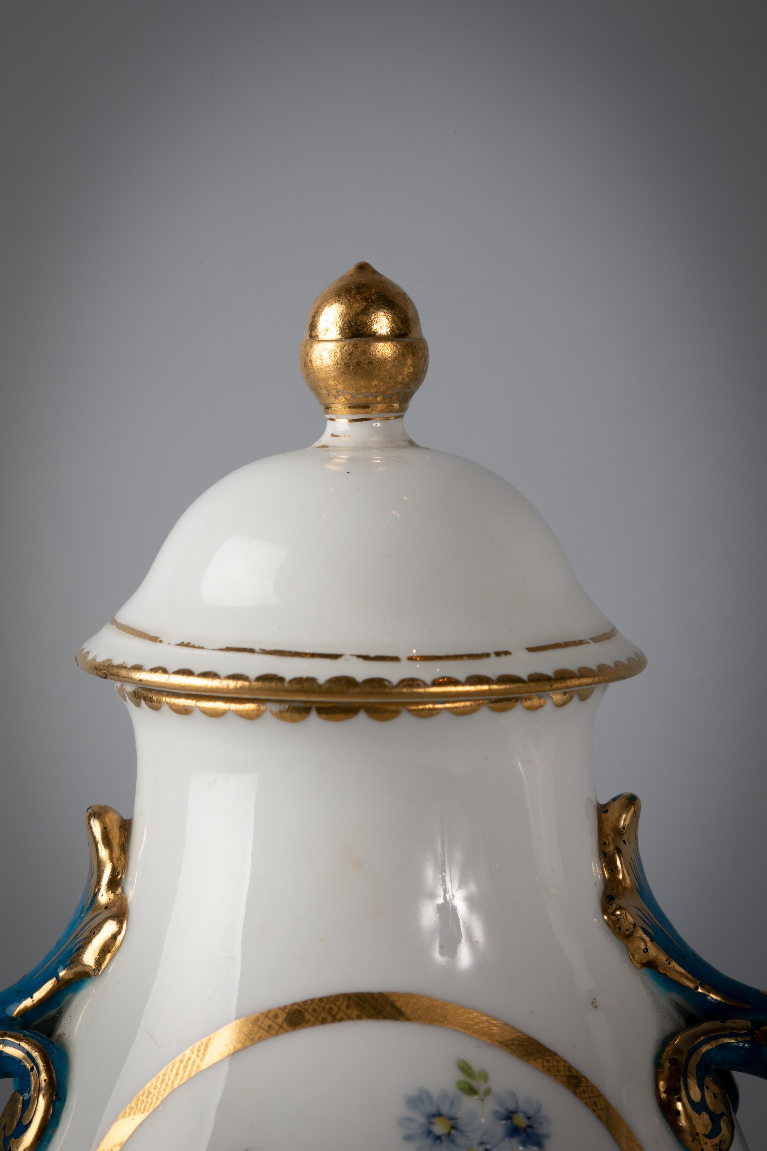 Fine XVIII secolo Coppia di vasi coperti a due manici in porcellana inglese, Derby, 1770 circa in vendita