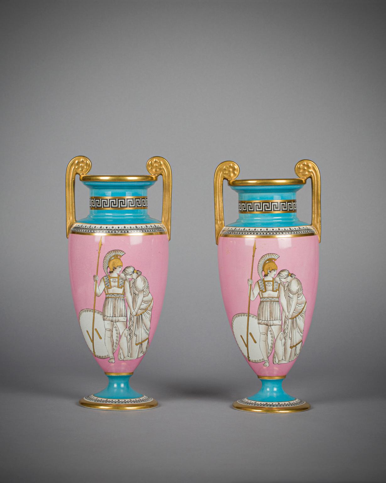 Mit griechisch/römisch-klassischen figürlichen Motiven auf rosafarbenem Grund mit Nackenbordüre, Griffe mit vergoldeten Blütenköpfen.