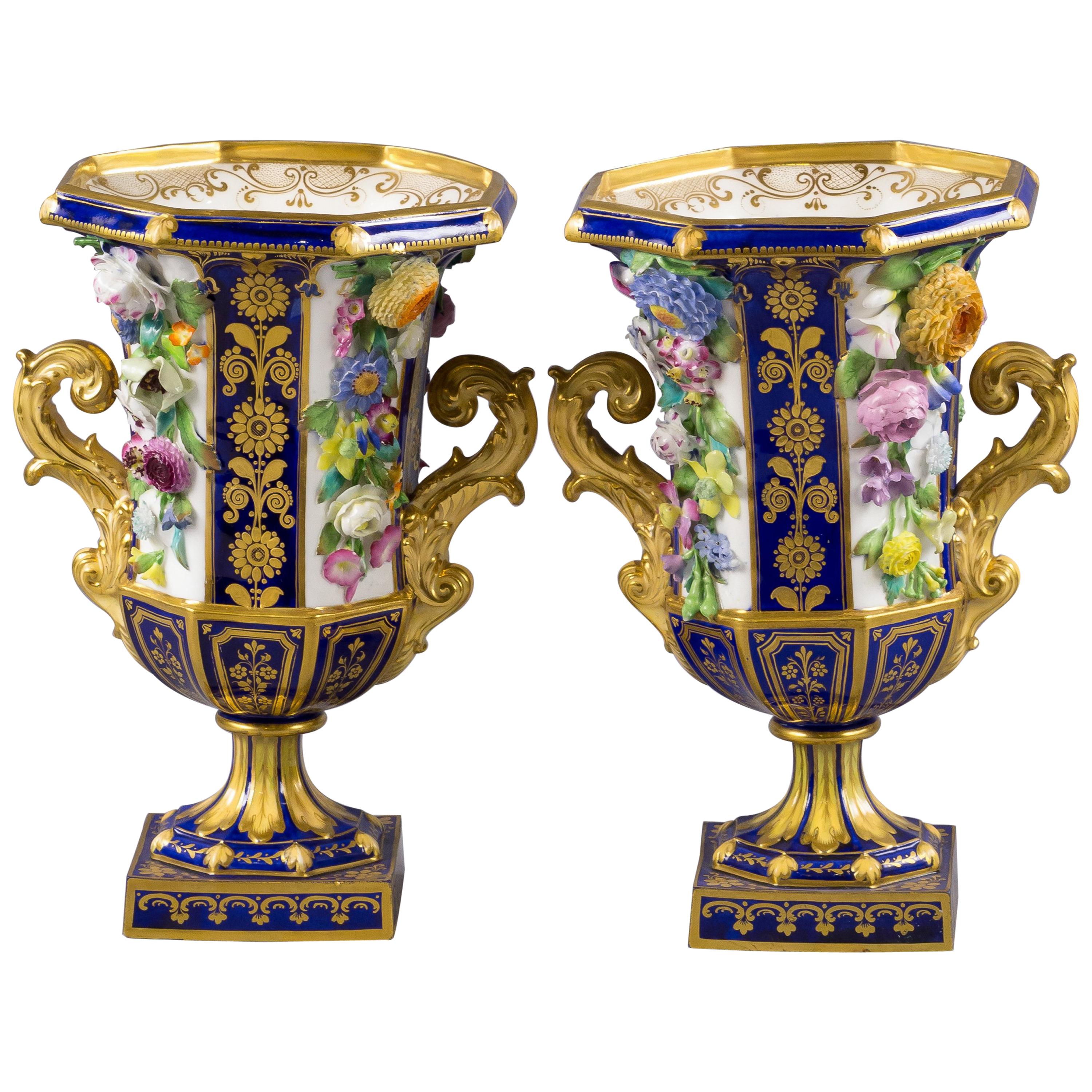 Zwei englische Porzellanvasen mit zwei Henkeln, um 1835 im Angebot