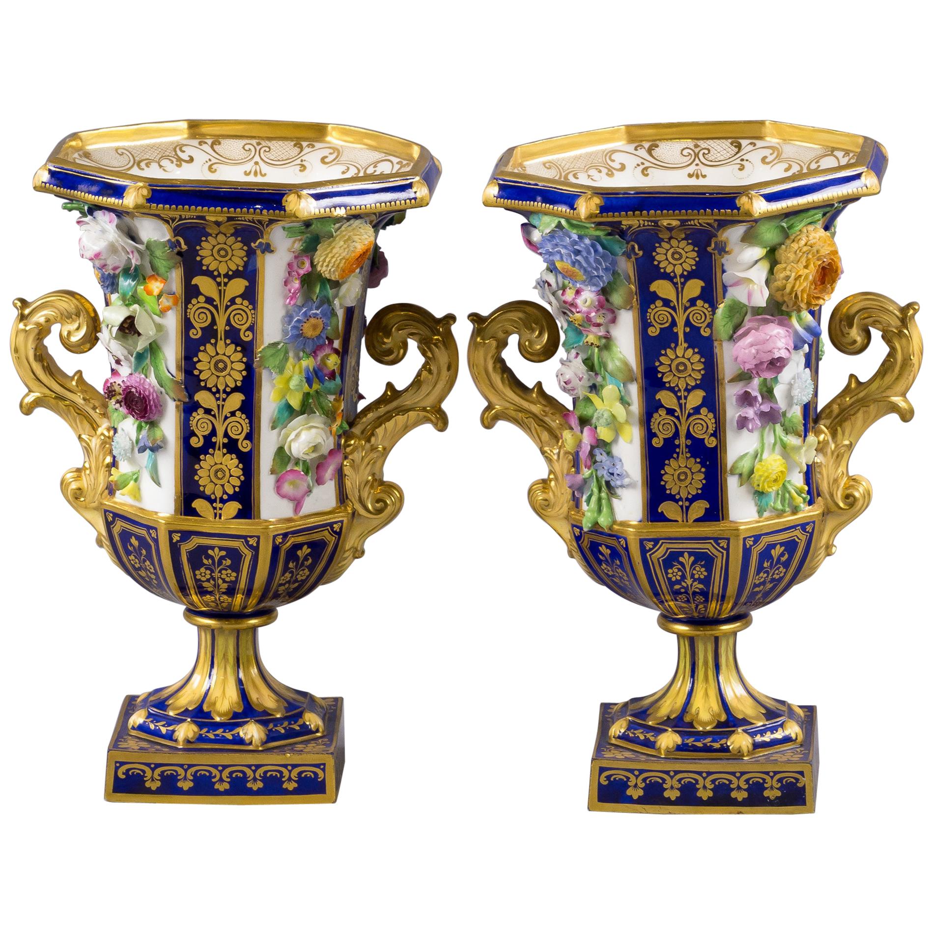 Zwei englische Porzellanvasen mit zwei Henkeln, um 1835 im Angebot