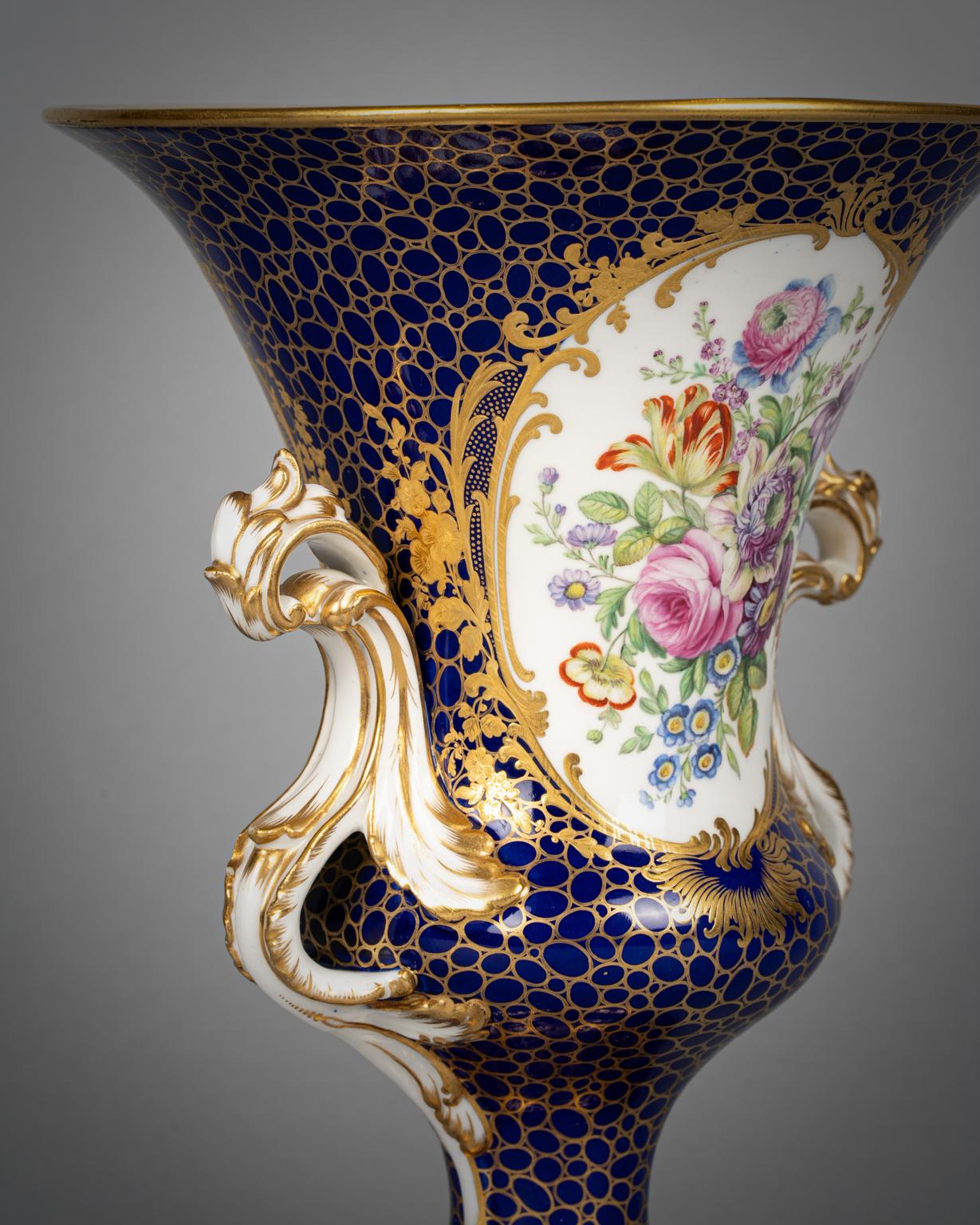 Inglese Pair of English Porcelain Two-Handled Vases, Coalport, circa 1820 in vendita