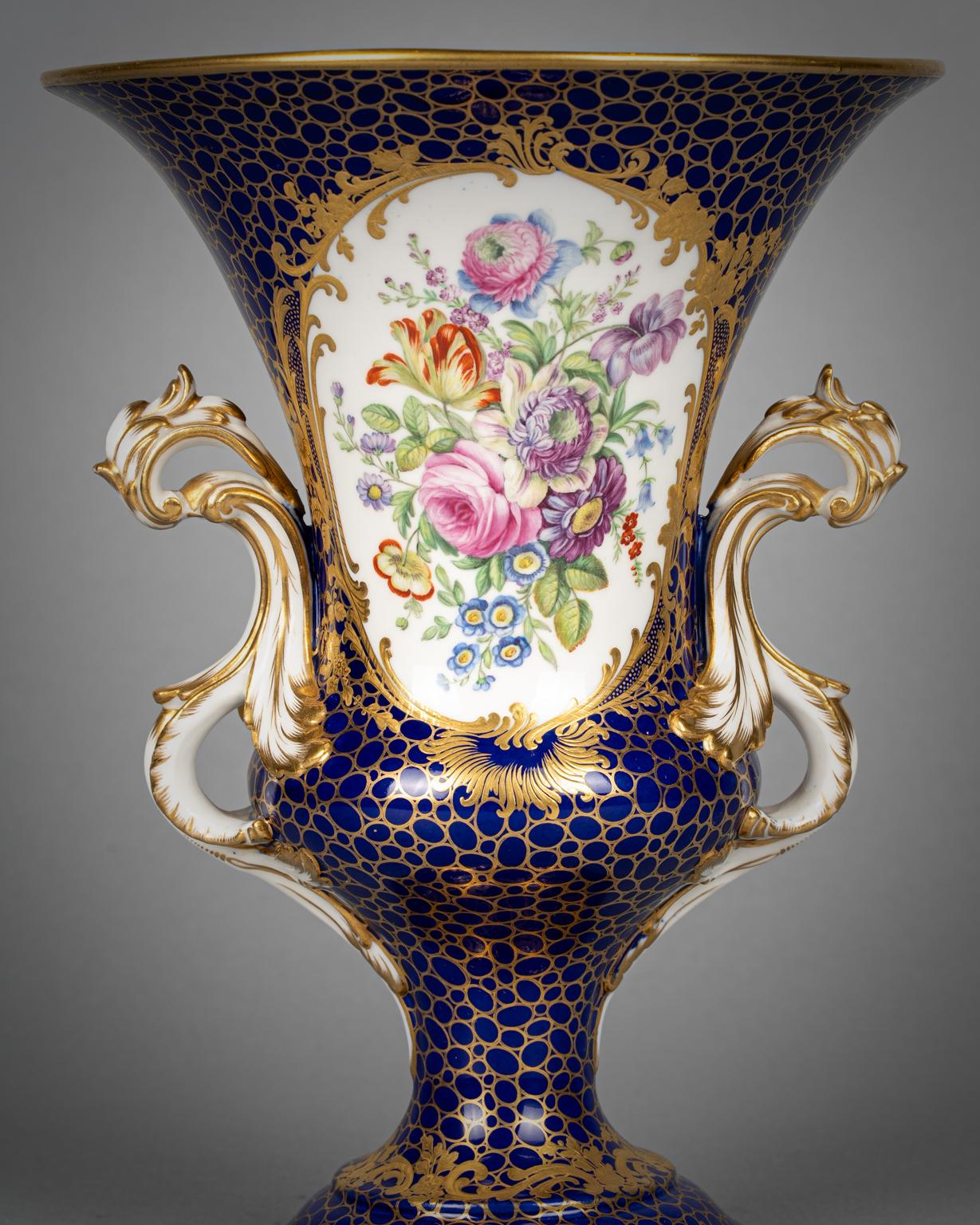 Pair of English Porcelain Two-Handled Vases, Coalport, circa 1820 In condizioni buone in vendita a New York, NY
