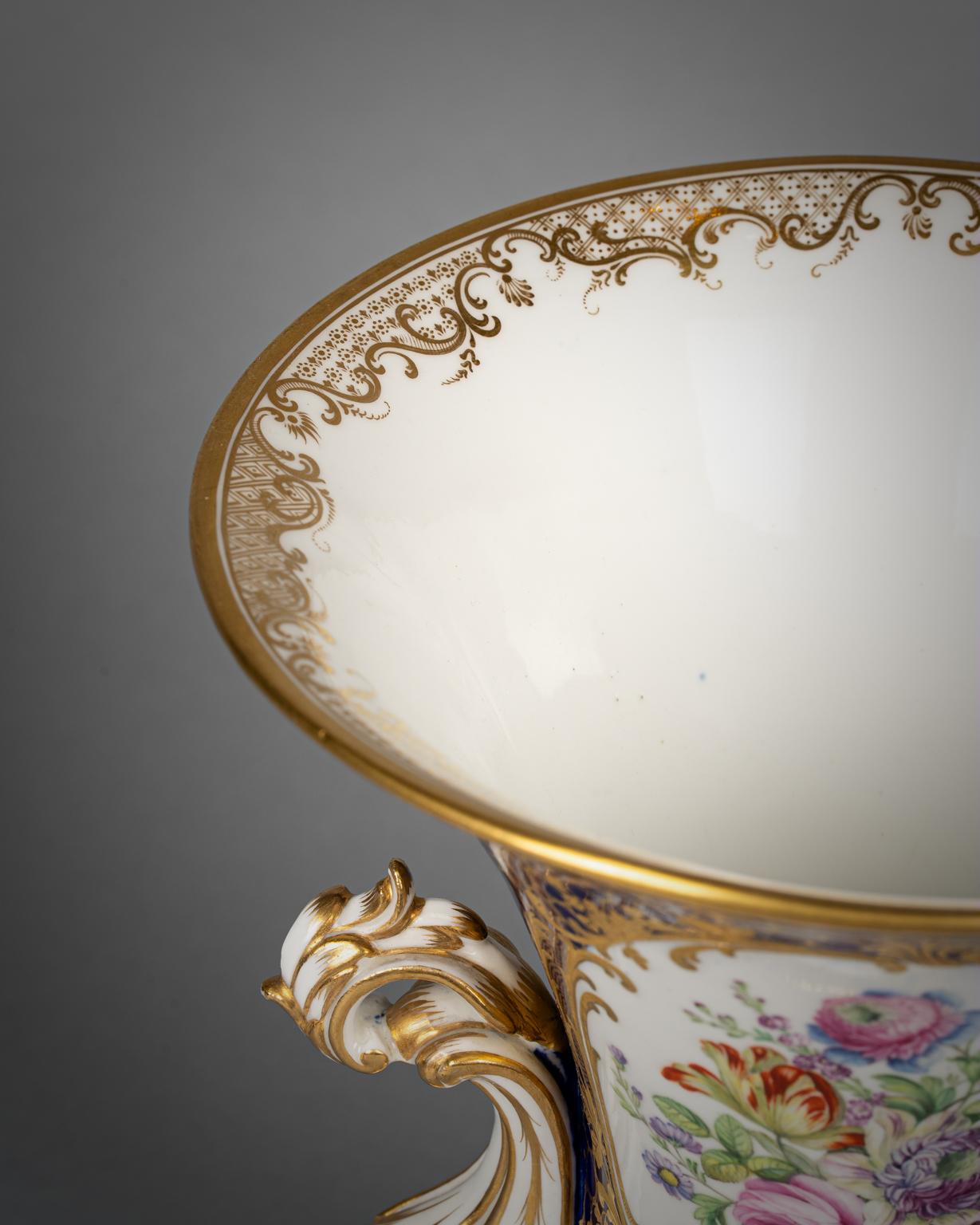 Inizio XIX secolo Pair of English Porcelain Two-Handled Vases, Coalport, circa 1820 in vendita