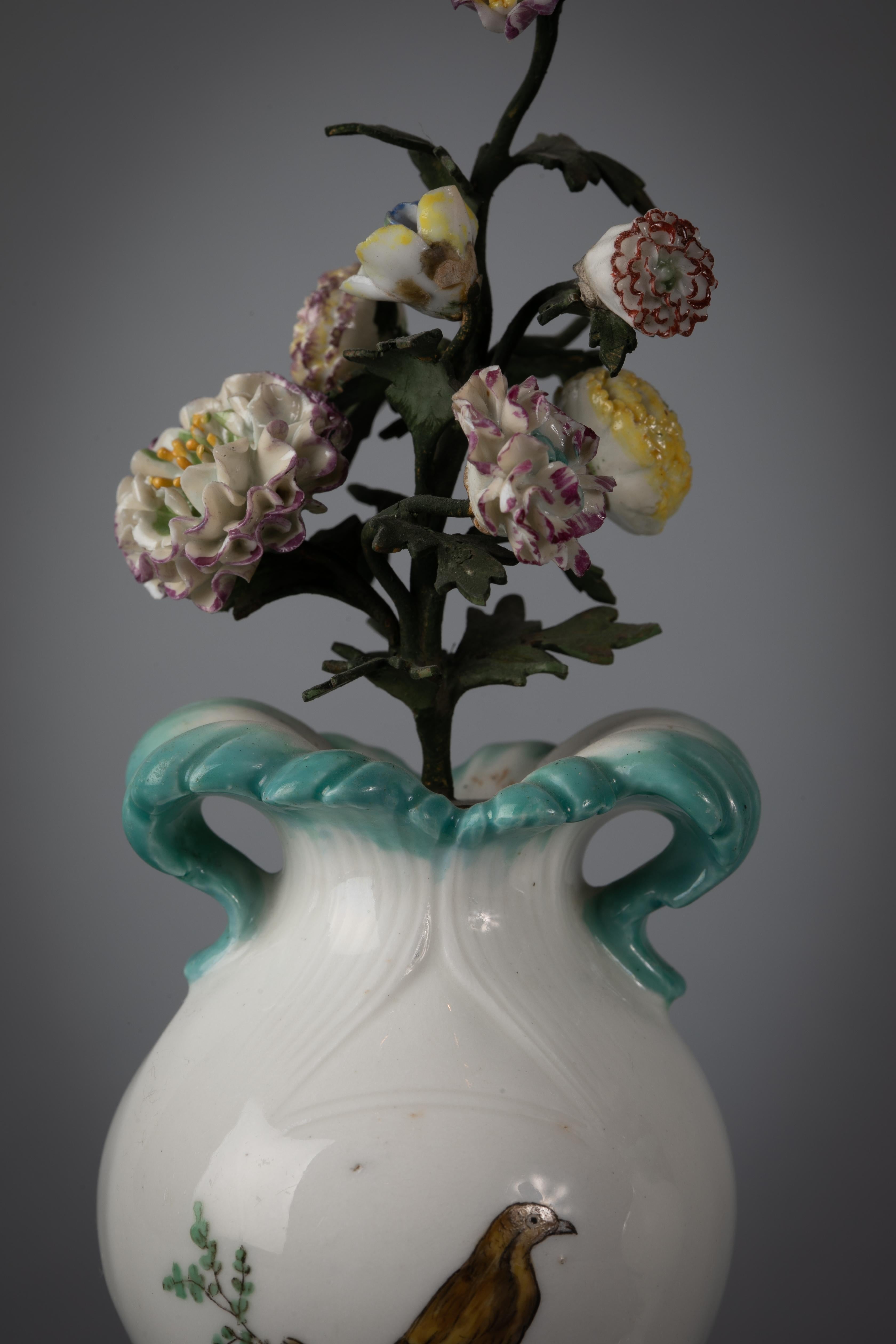 Early 19th Century Pair of English Porcelain Urn-Shaped Vases, Coalport, circa 1820 For Sale