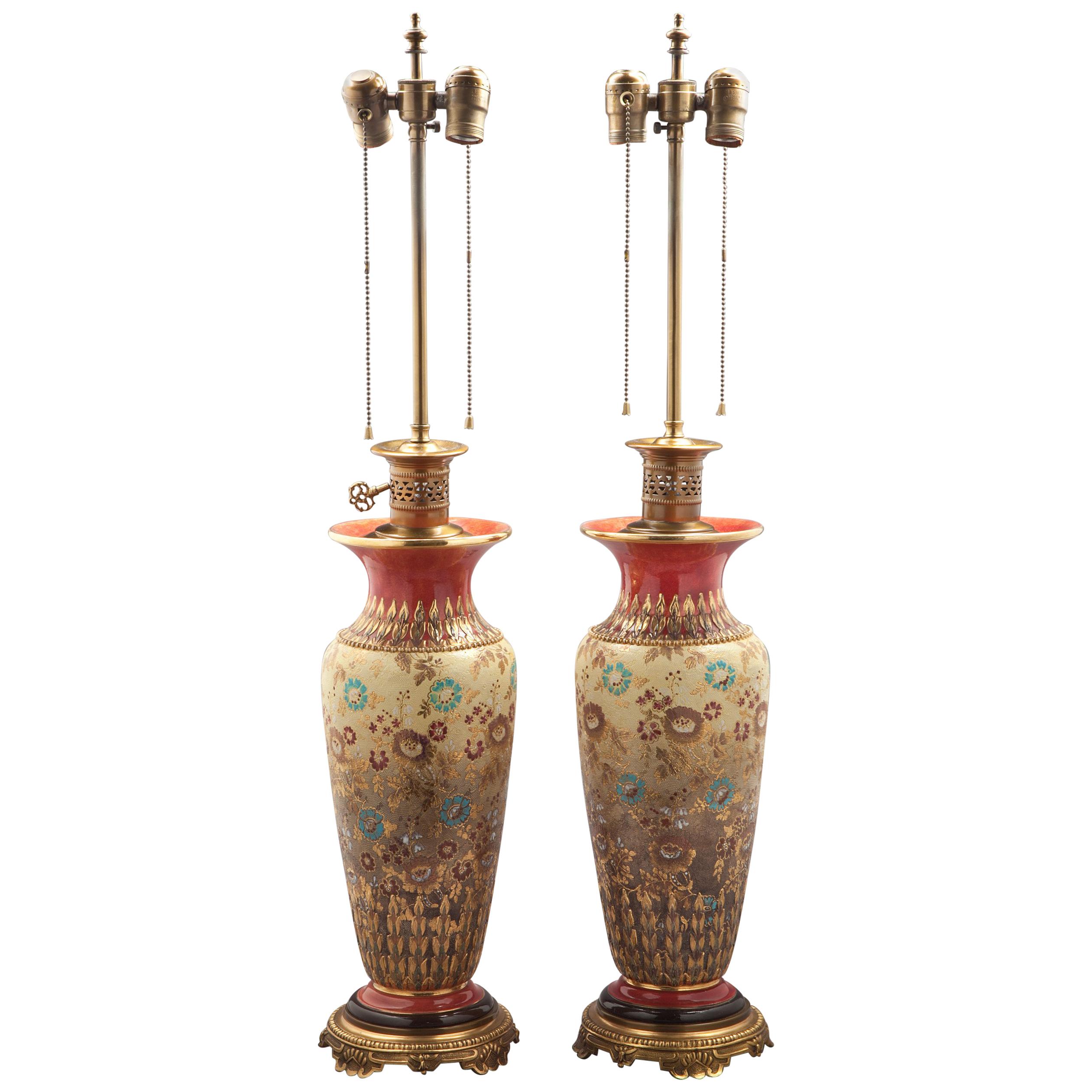 Paire de vases en porcelaine anglaise montés en lampes, Doulton Lambeth, datant d'environ 1890 en vente