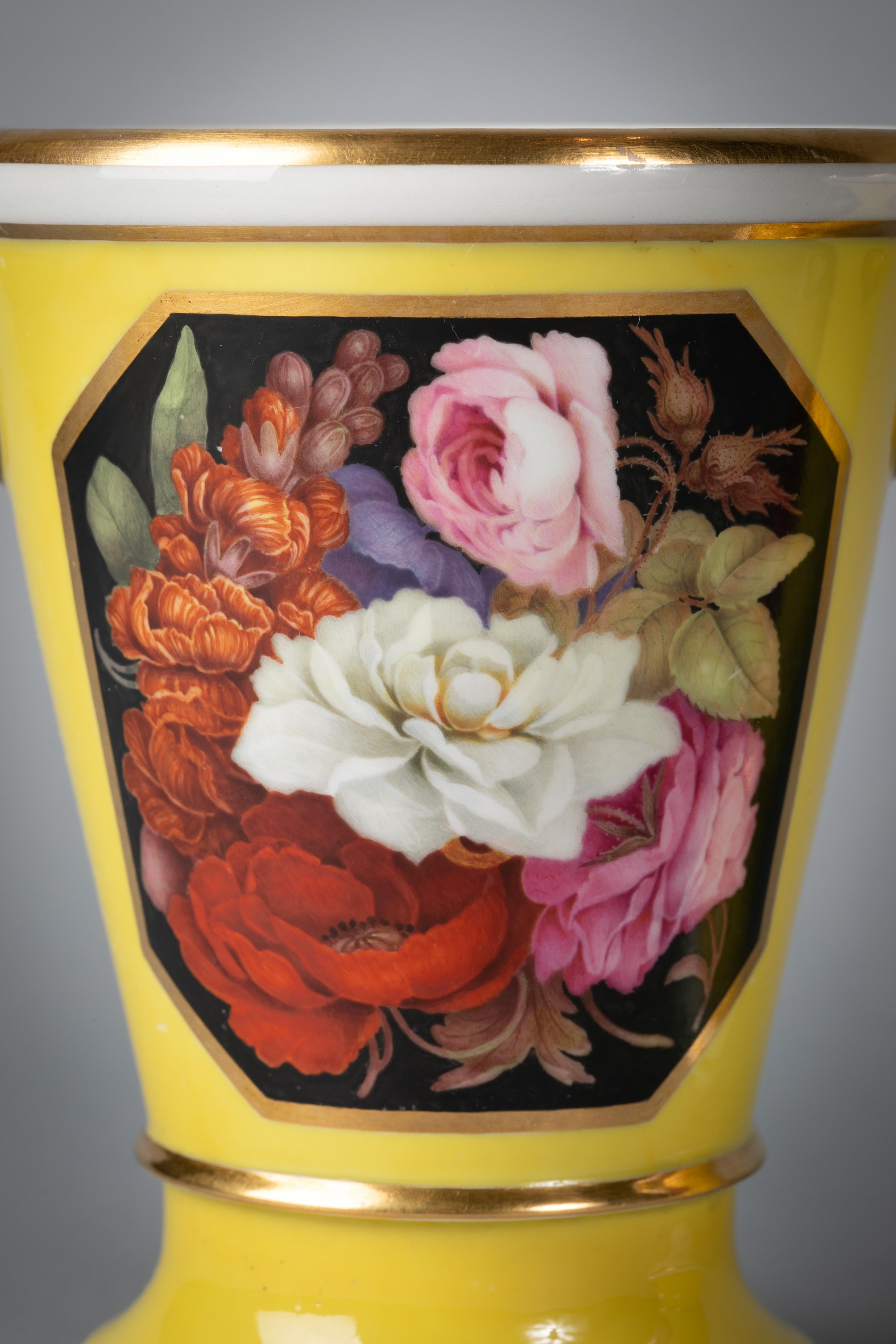 Pair of English Porcelain Yellow-Ground Vases, Worcester, circa 1800 In Excellent Condition For Sale In New York, NY