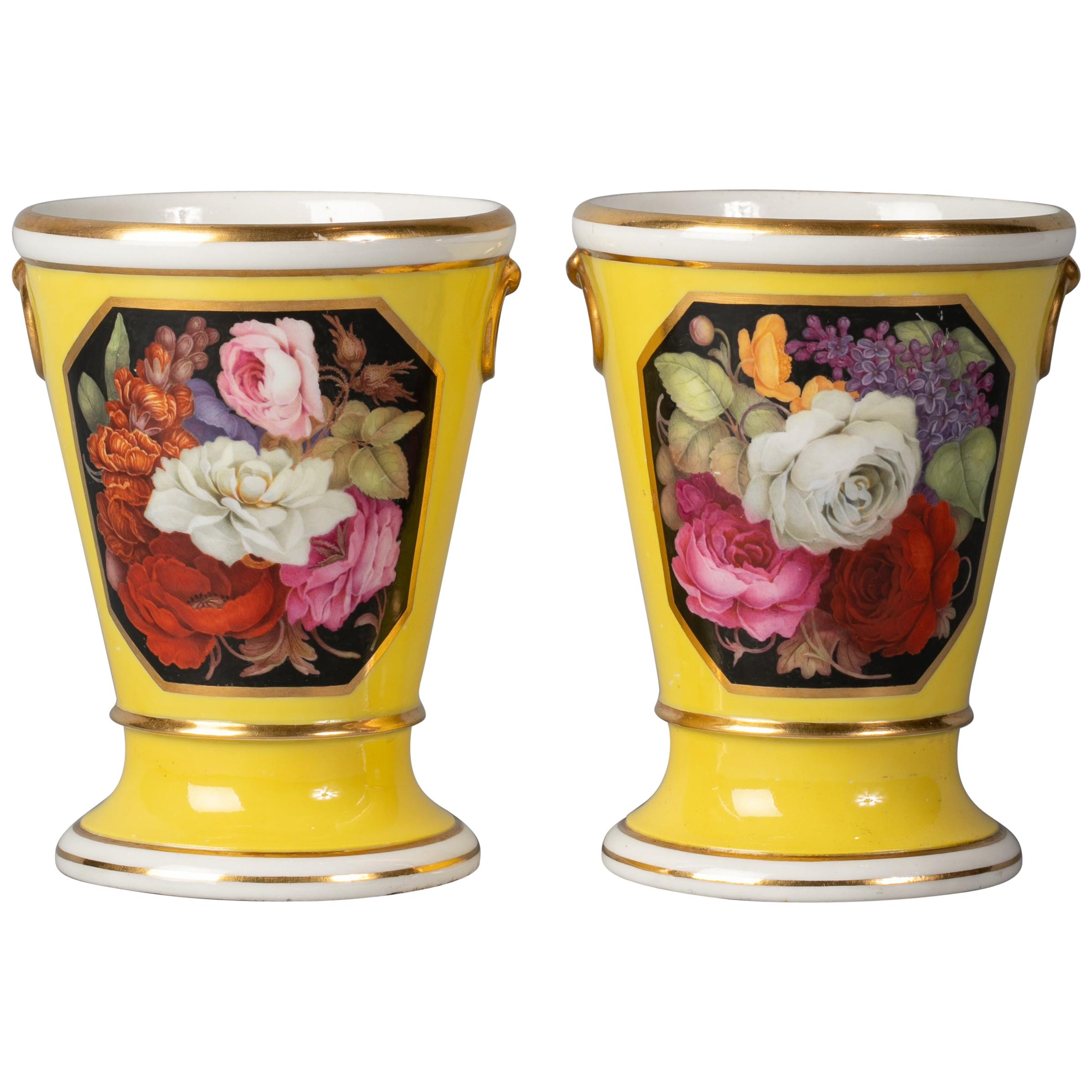 Paire de vases en porcelaine anglaise à fond jaune, Worcester, vers 1800