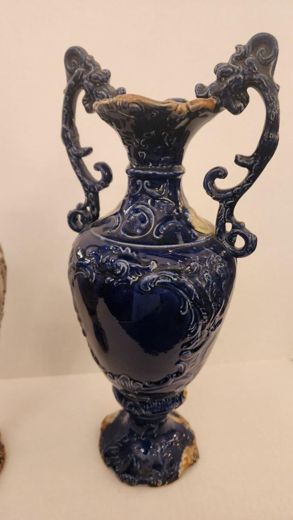 Questa inserzione presenta una coppia di vasi in stile rococò di un bel colore cobalto con raffigurazioni di due coppie di adorabili cherubini. Questi vasi sono ricchi di piccoli dettagli e l'artigianato è standard quando si parla di arredamento in