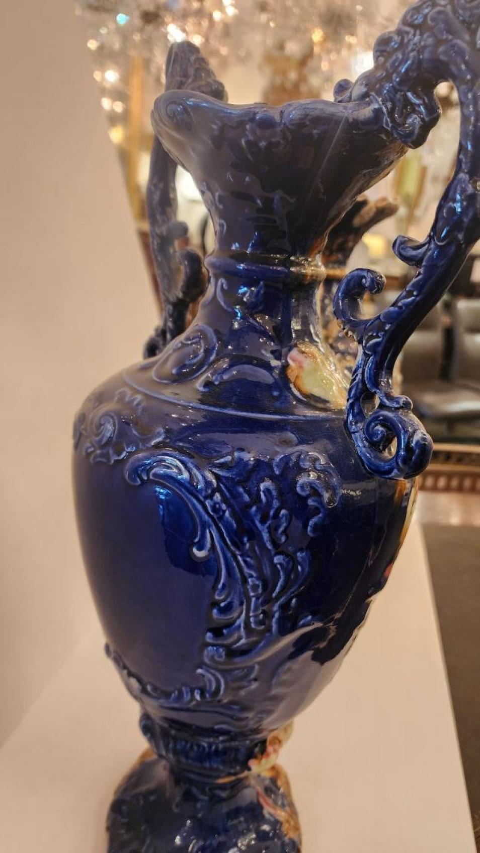 Rococò Coppia di urne in ceramica inglese in vendita