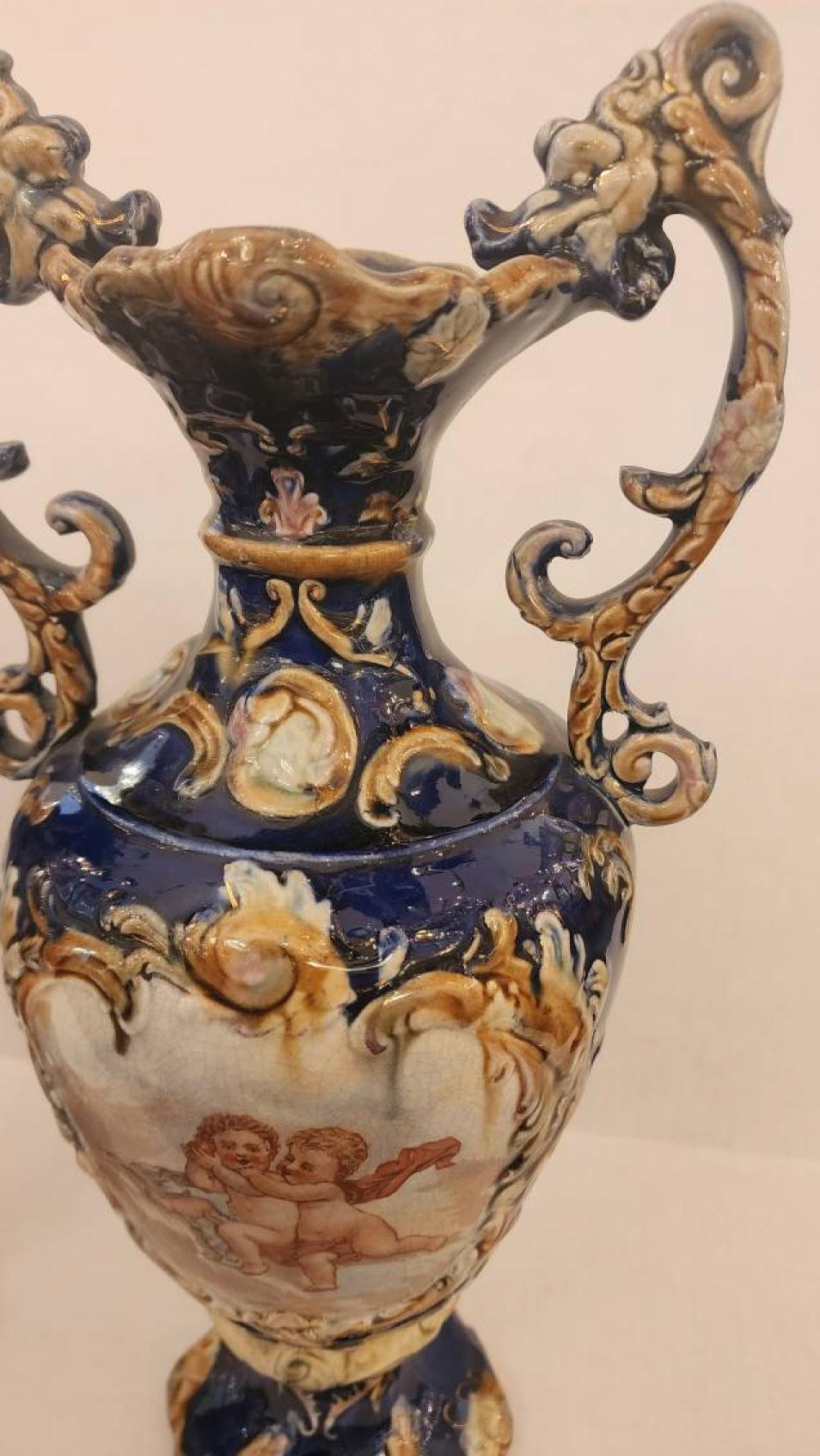 Coppia di urne in ceramica inglese In condizioni ottime in vendita a Dallas, TX