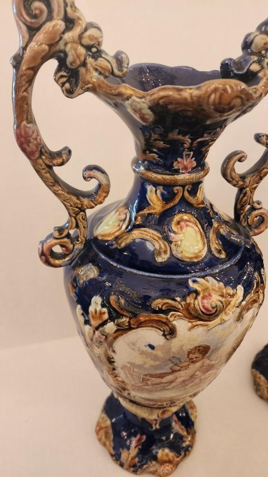 XX secolo Coppia di urne in ceramica inglese in vendita