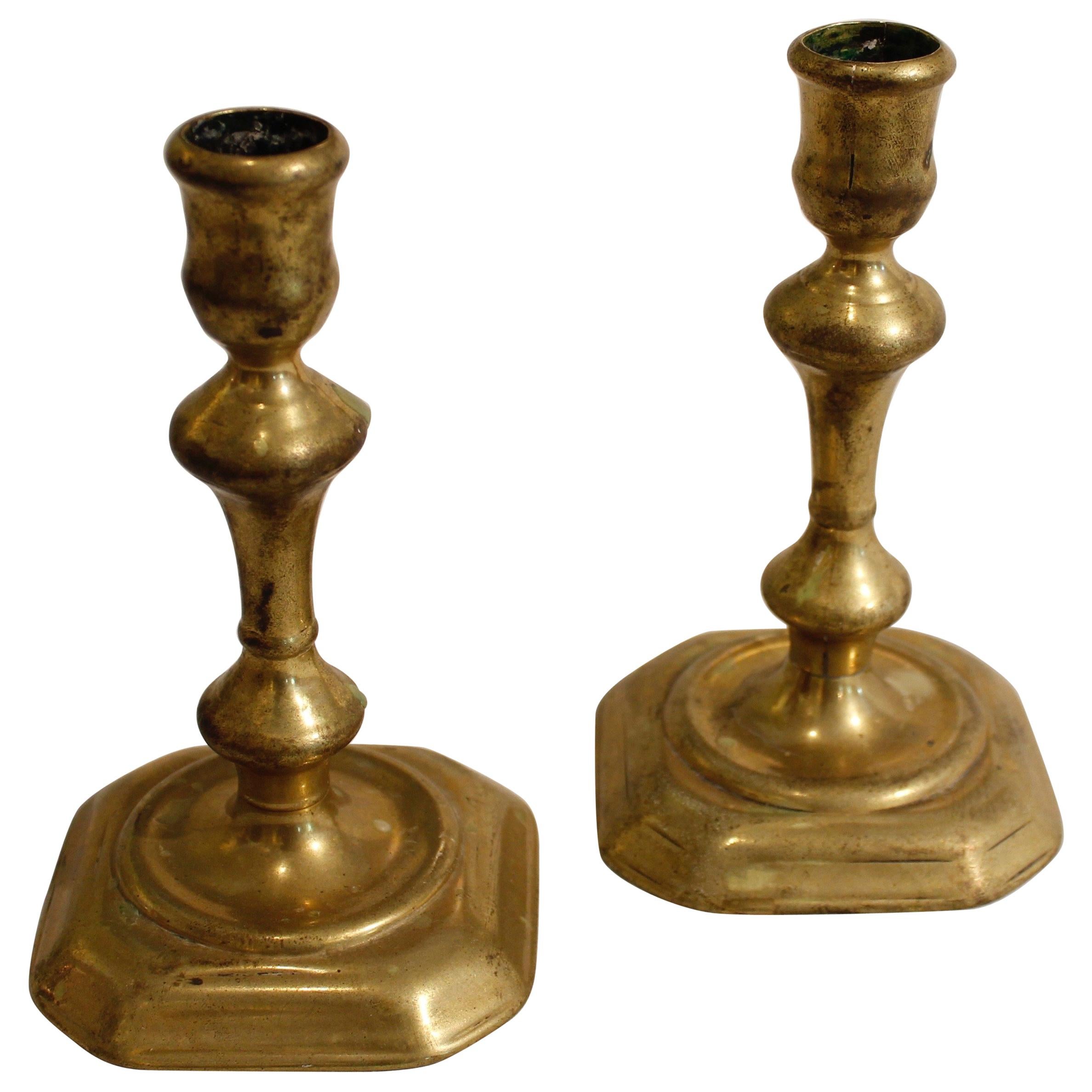 Paar englische Queen Anne-Kerzenständer aus Messing