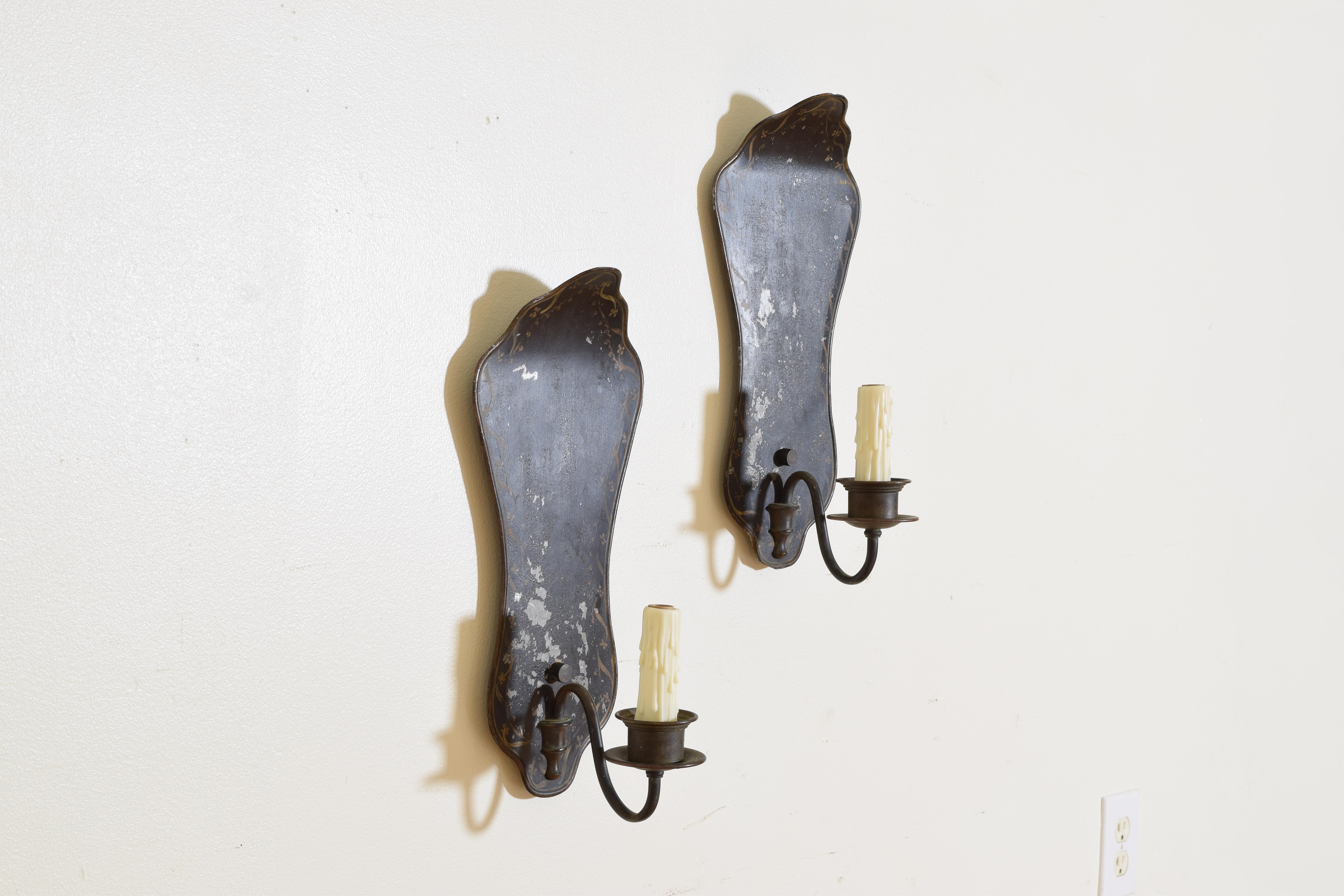 Pair of English Queen Anne Style Painted Tole and Brass 1-arm Sconces, ca. 1925 In Good Condition For Sale In Atlanta, GA