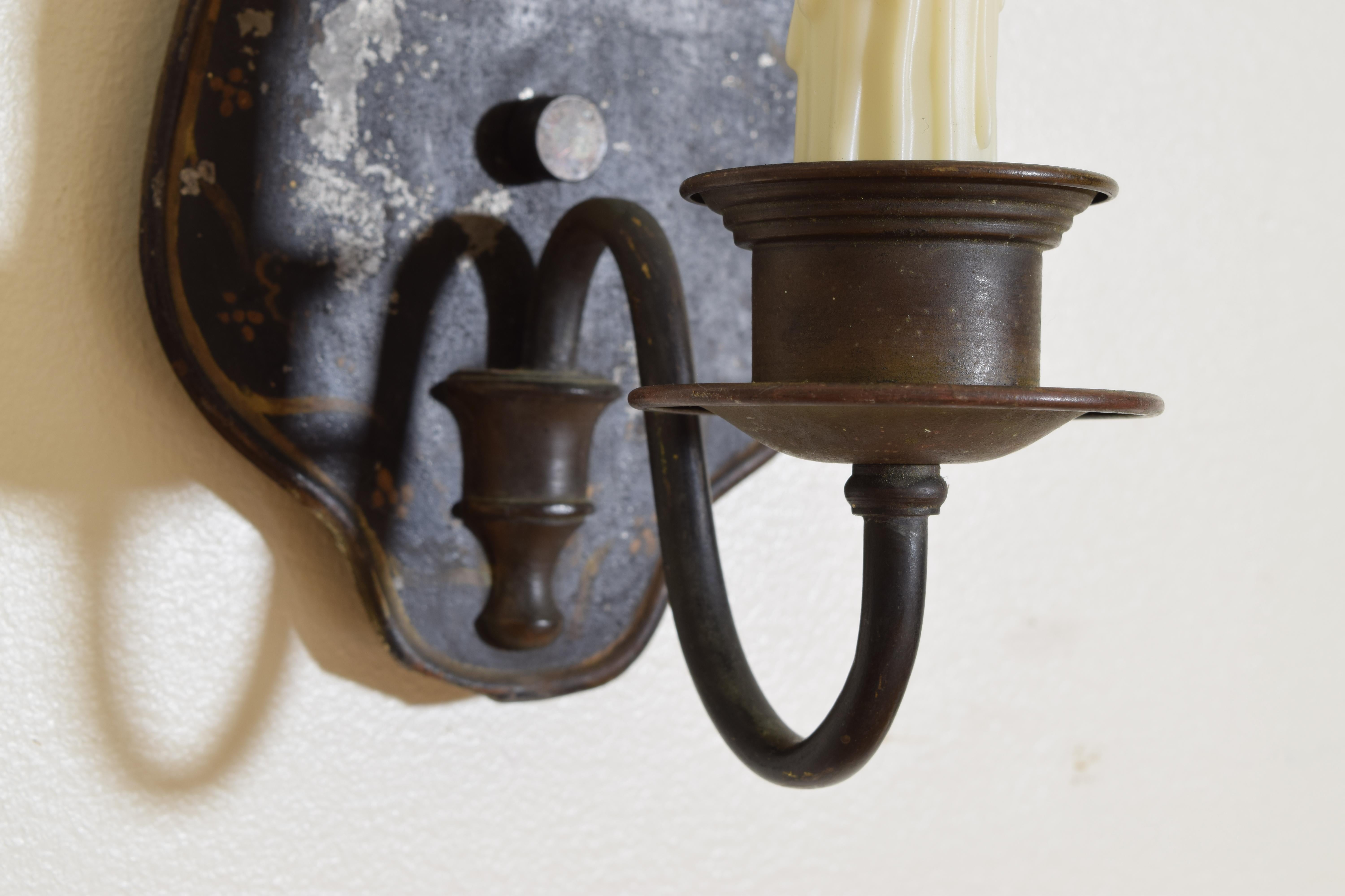 Pair of English Queen Anne Style Painted Tole and Brass 1-arm Sconces, ca. 1925 For Sale 2